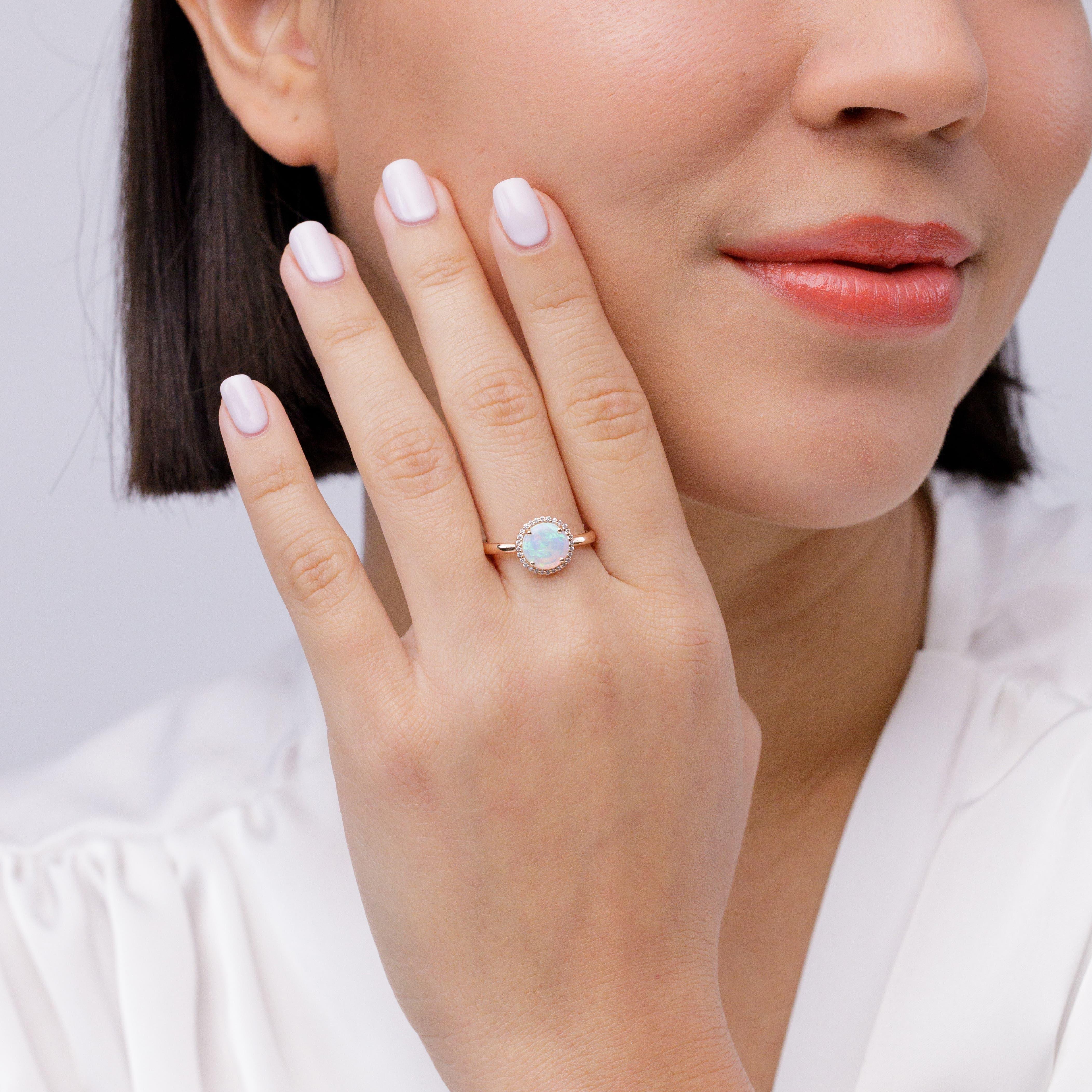 Angara Natürliche Runde 1,15 ct Opal Cocktail Ring mit Diamant in 14K Solid Gold (Moderne) im Angebot