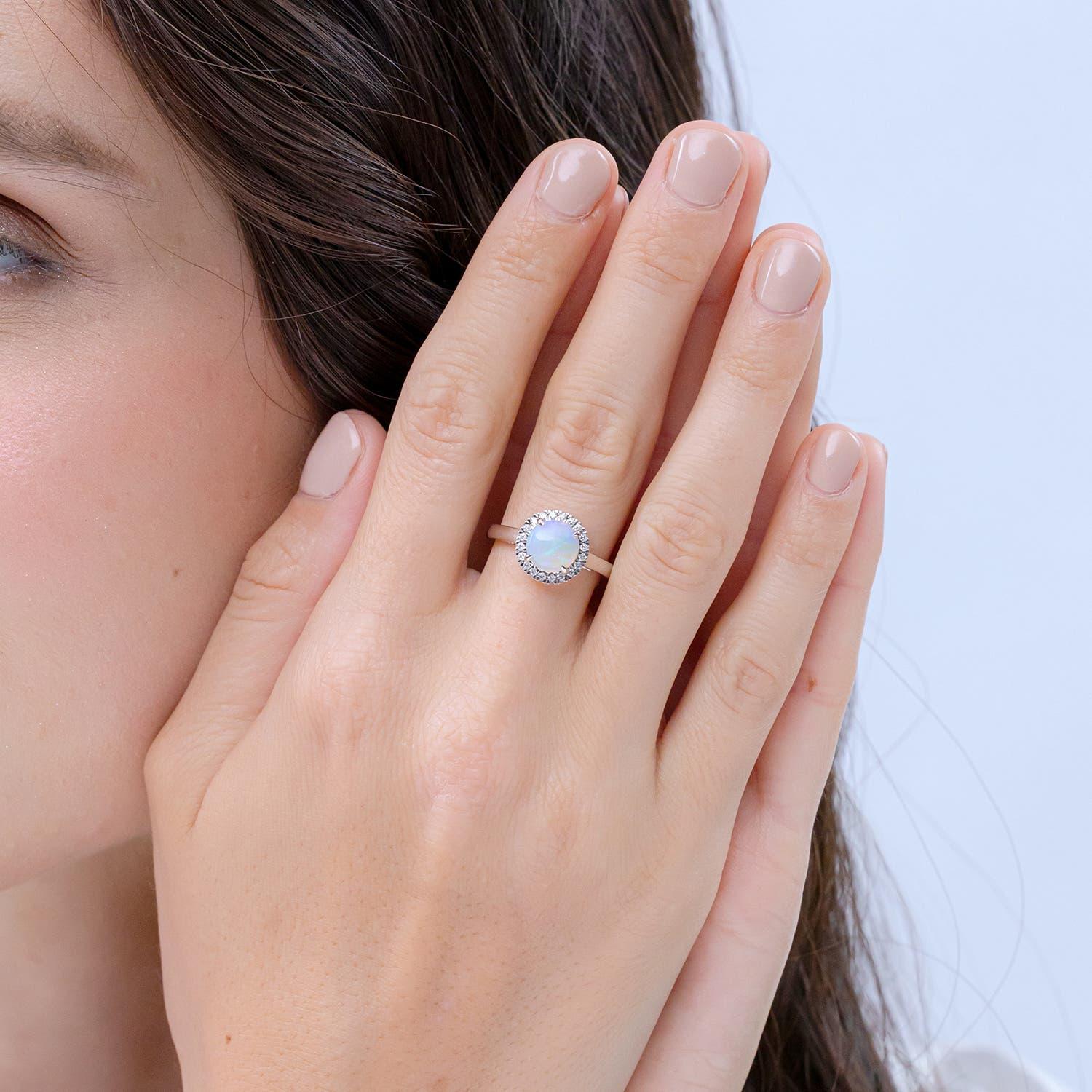 Angara natürlichen runden 1,15ct Opal Kathedrale Halo Ring in 14K Solid Gold für Frauen (Moderne) im Angebot