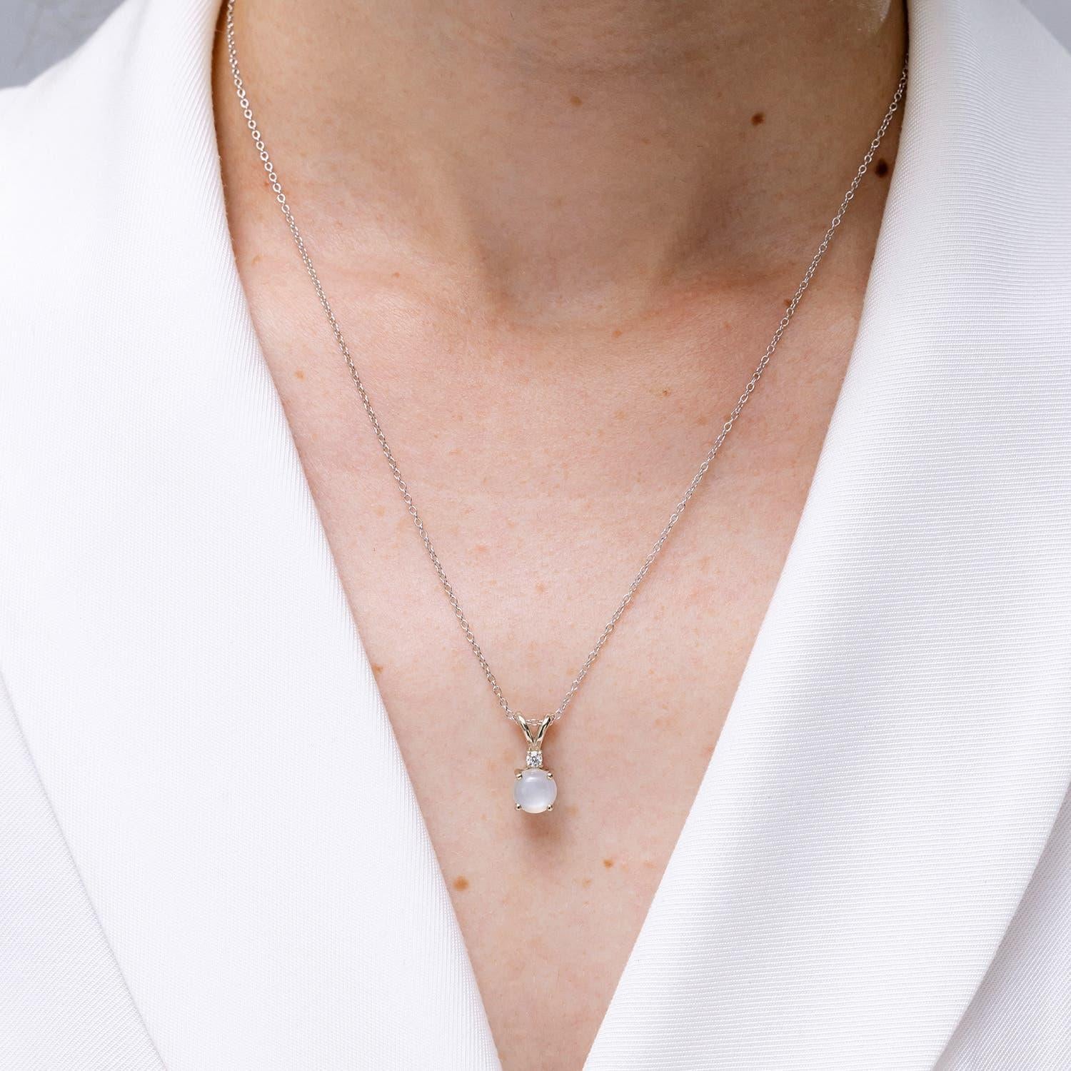 Moderno Angara Ciondolo solitario con pietra di luna tonda naturale da 1,25 carati e diamante in oro 14K in vendita