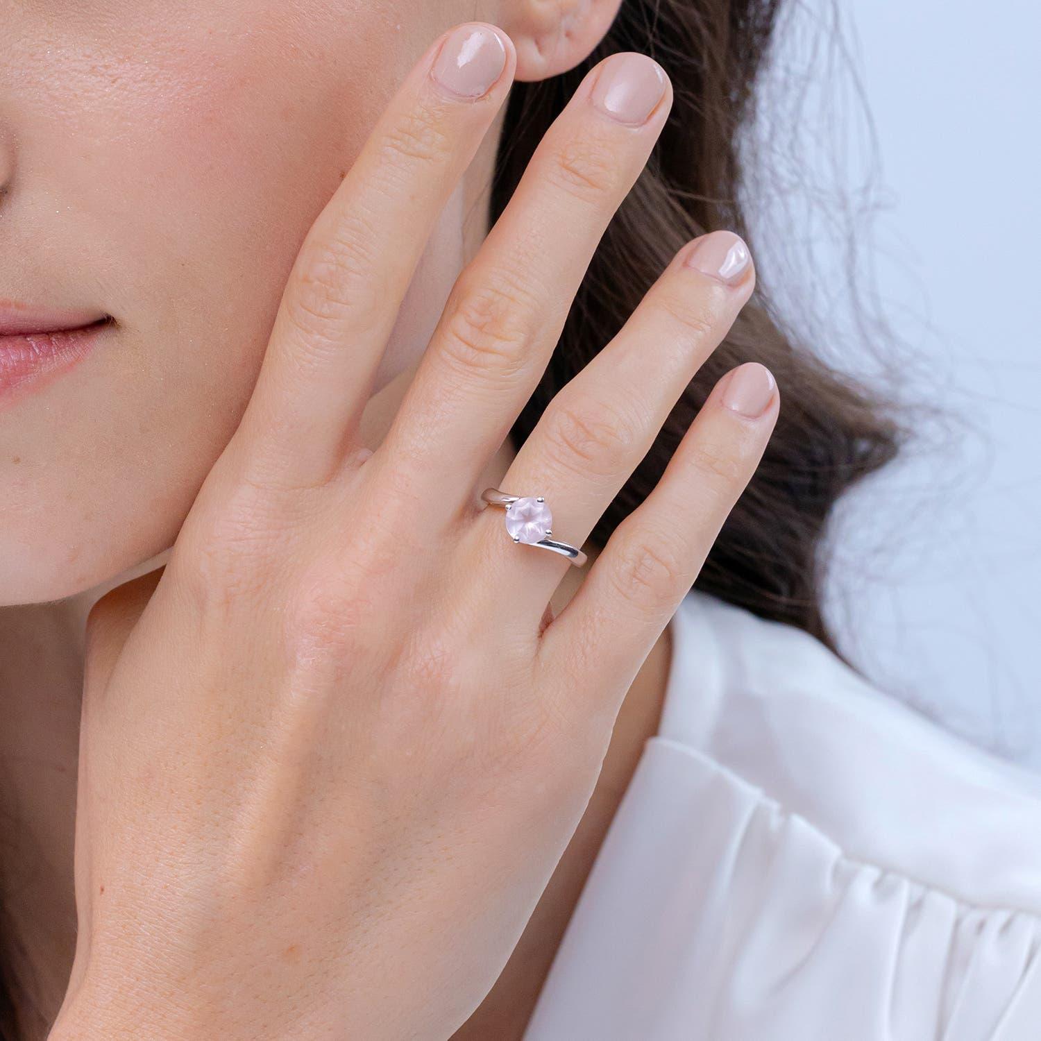 Angara Natürliche Runde 1,35 ct Rosenquarz Solitär Bypass Ring in 14K Solid Gold (Moderne) im Angebot