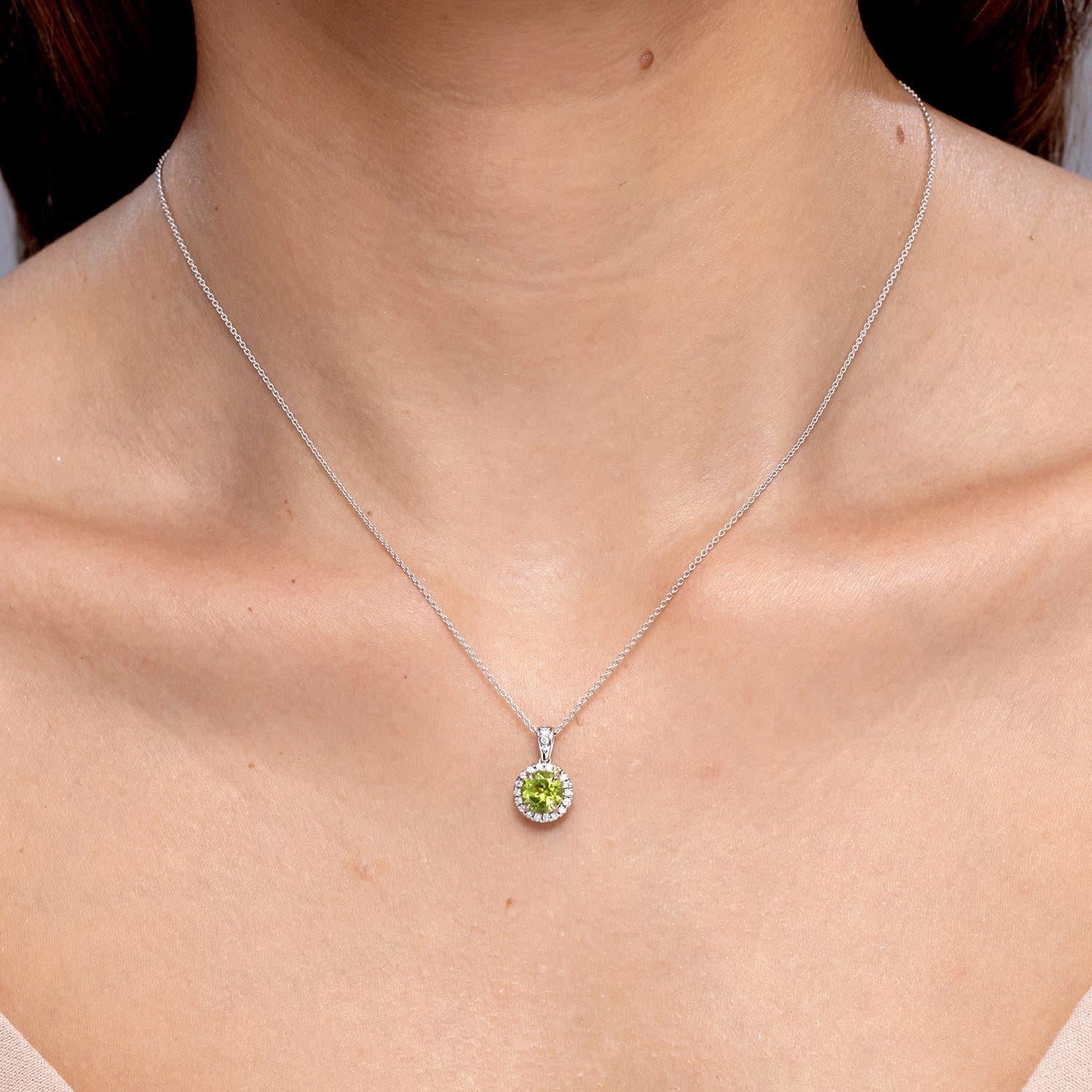 Colgante Angara de Peridoto Natural Redondo de 1,4 ct con Halo de Diamantes en Oro Macizo de 14 quilates Moderno en venta