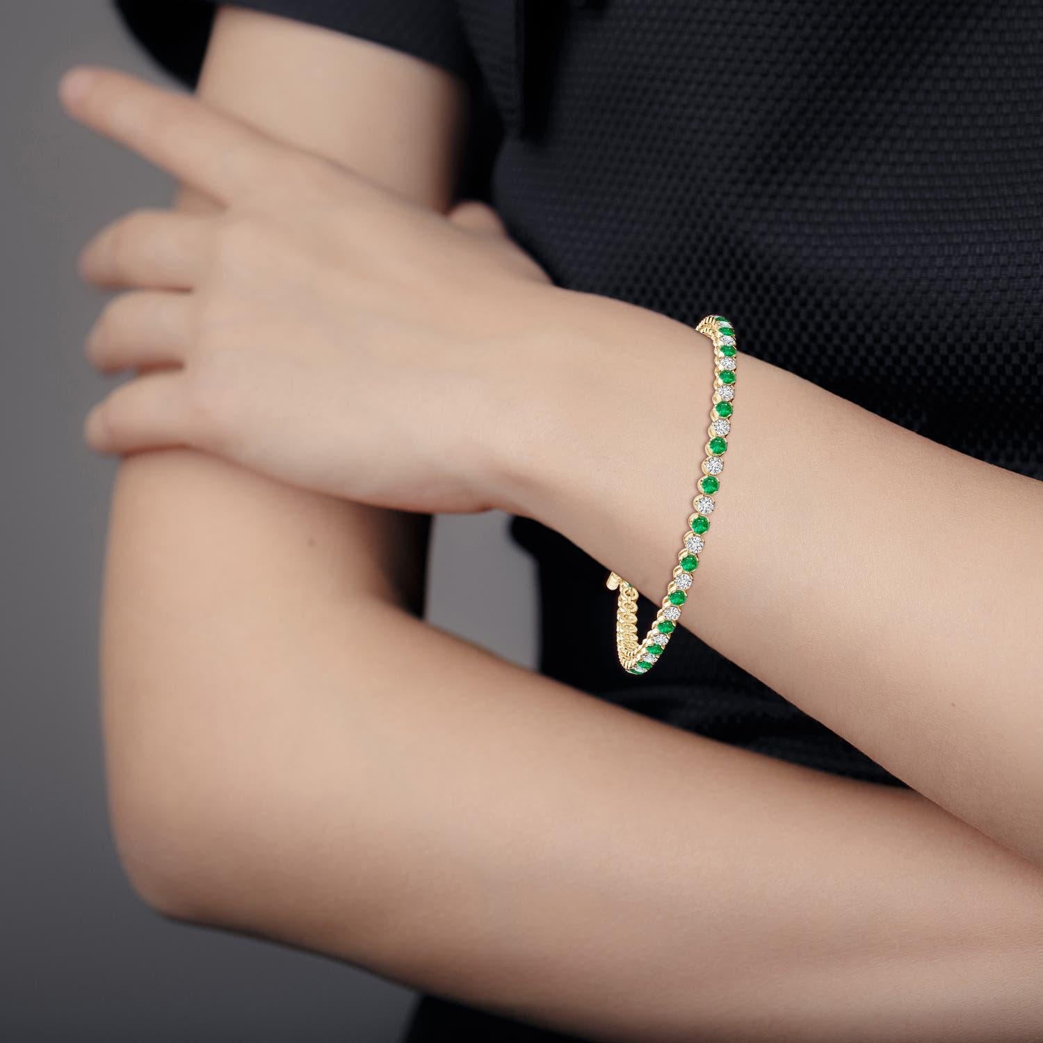 Angara Esmeralda Natural Redonda de 1,44 ct y Pulsera de Tenis de Diamantes en Oro de 14K en Nuevo estado para la venta en Los Angeles, CA