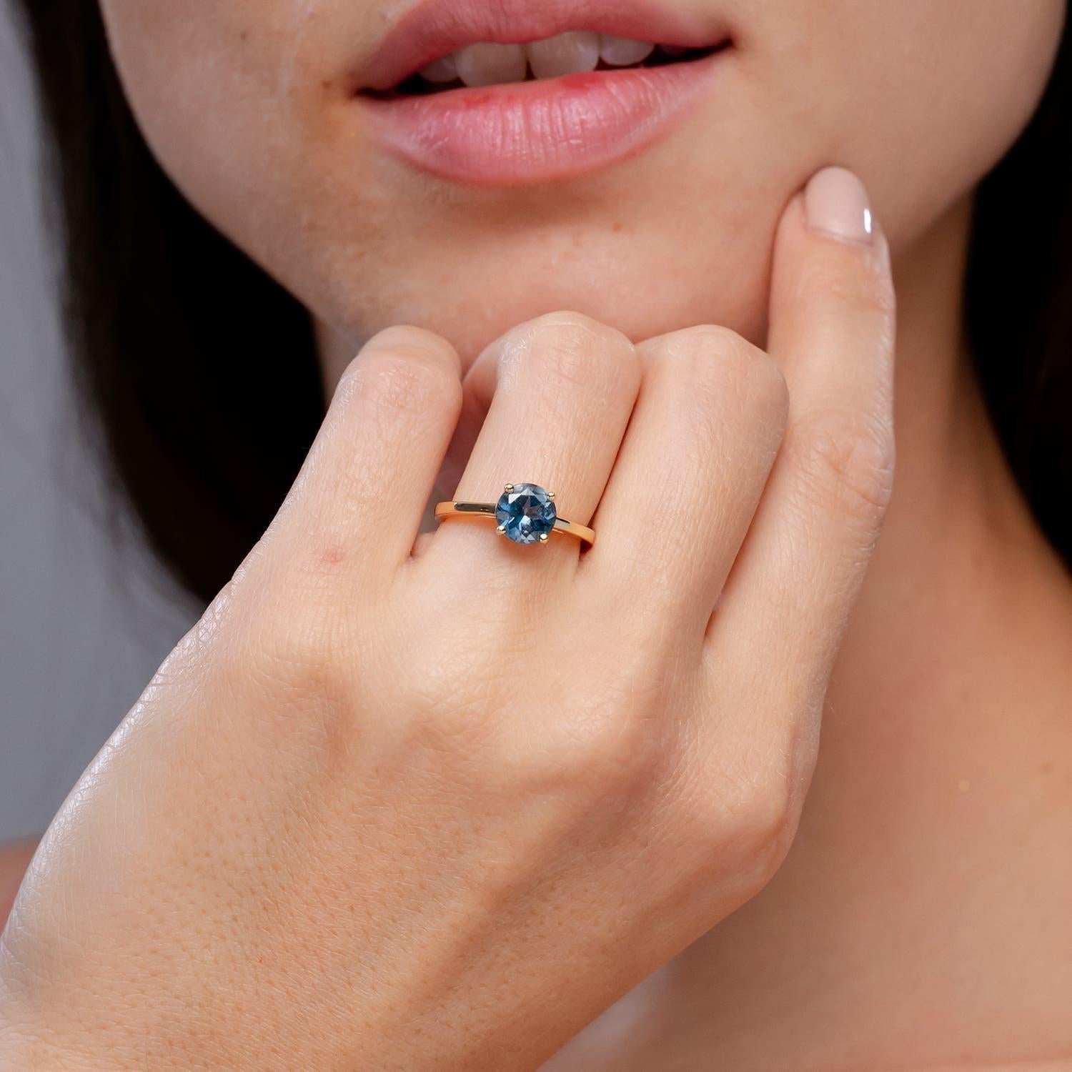 Moderno Anello solitario Angara con Topazio Blu di Londra rotondo e naturale da 1,55 ct in oro massiccio 14K in vendita