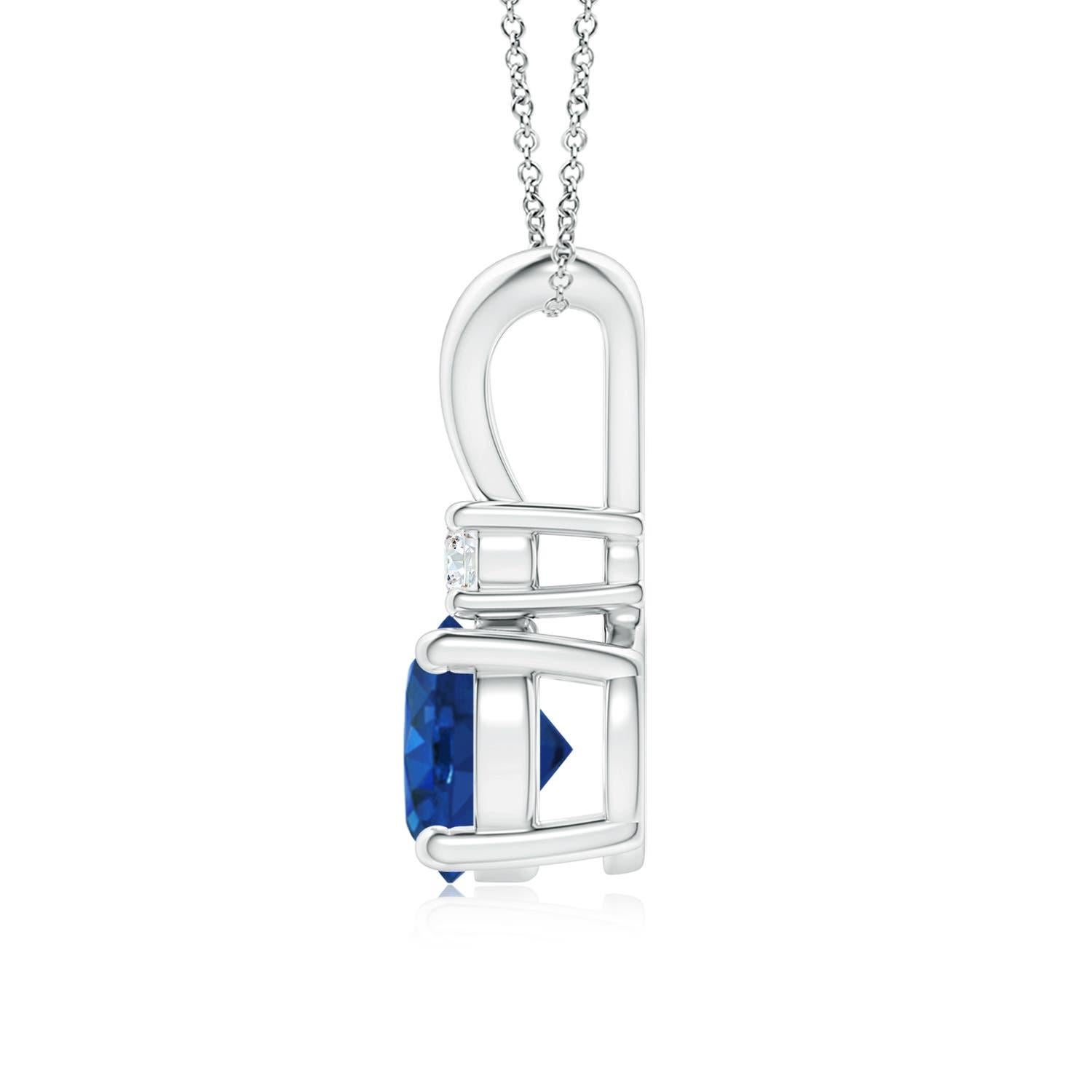 Questo ciondolo con zaffiro incastonato a quattro punte è un perfetto connubio di stile e bellezza. Un diamante brillante sopra la gemma blu ne aumenta il fascino. Questo classico ciondolo a forma di zaffiro solitario con una balla a V lucida è