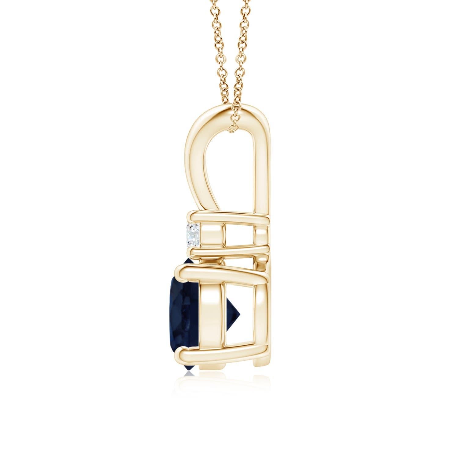 Dieser mit vier Zacken gefasste Saphir-Anhänger ist die perfekte Mischung aus Stil und Schönheit. Ein glänzender Diamant auf dem blauen Edelstein unterstreicht seinen Charme. Dieser klassische Solitär-Saphir-Anhänger mit poliertem V-Balken ist