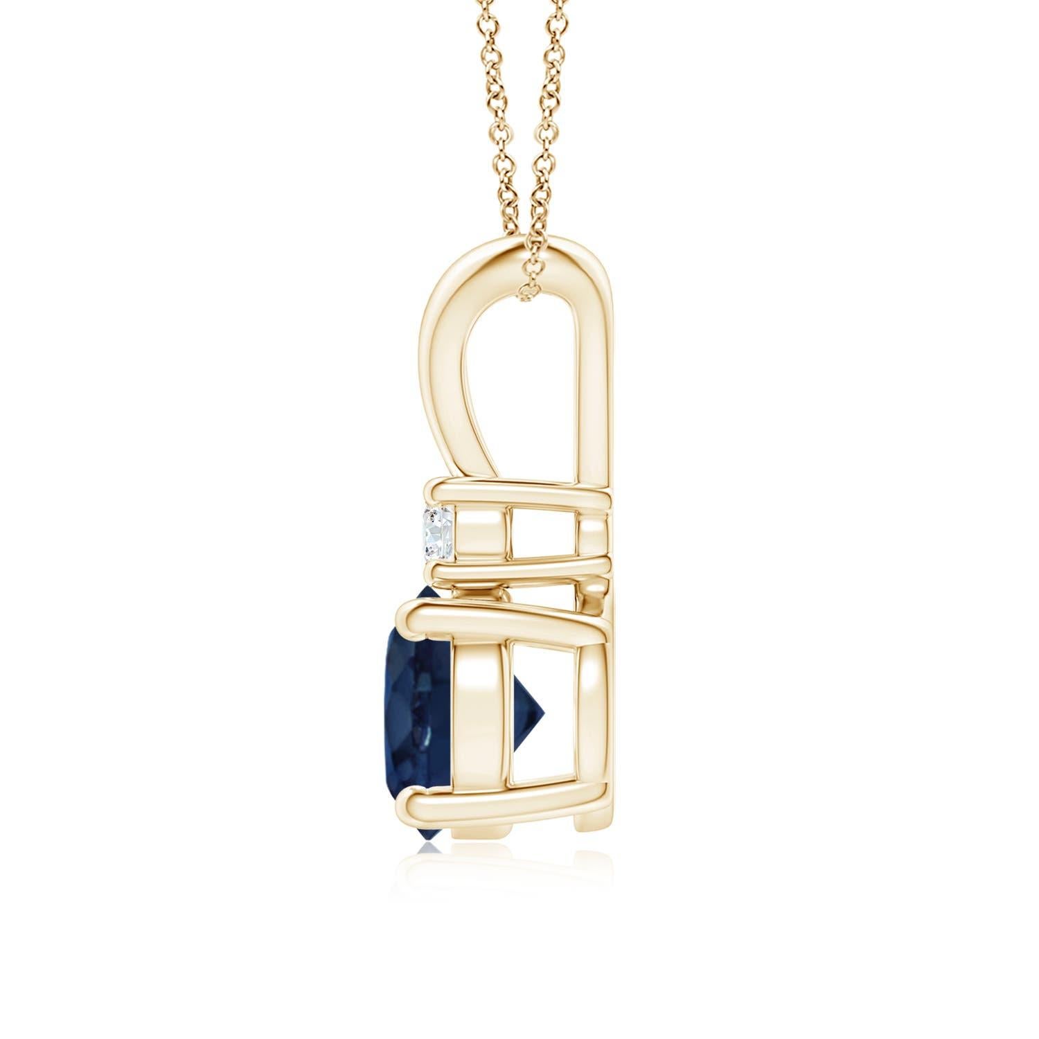 Dieser mit vier Zacken gefasste Saphir-Anhänger ist die perfekte Mischung aus Stil und Schönheit. Ein glänzender Diamant auf dem blauen Edelstein unterstreicht seinen Charme. Dieser klassische Solitär-Saphir-Anhänger mit poliertem V-Balken ist