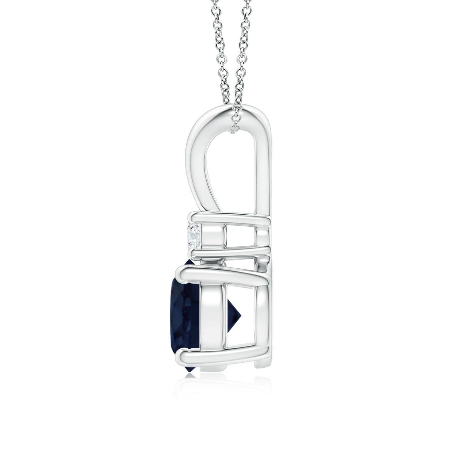 Dieser mit vier Zacken gefasste Saphir-Anhänger ist die perfekte Mischung aus Stil und Schönheit. Ein glänzender Diamant auf dem blauen Edelstein unterstreicht seinen Charme. Dieser klassische Solitär-Saphir-Anhänger mit poliertem V-Balken ist