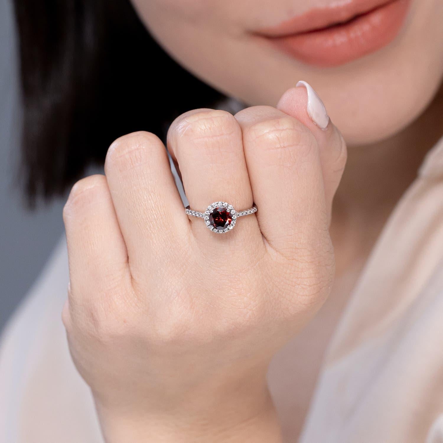 Angara Anillo Halo de Granate Redondo Natural de 1 ct con Detalles de Diamante en Oro Macizo de 14K Moderno en venta