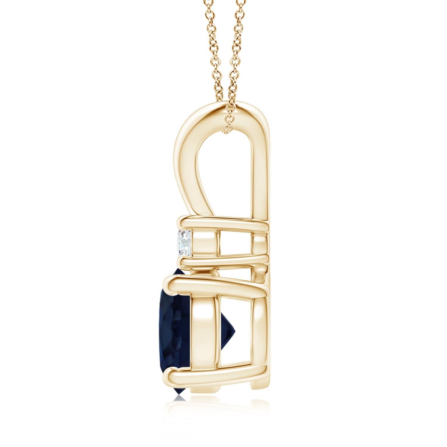 Este colgante de zafiro engastado con cuatro garras muestra la mezcla perfecta de estilo y belleza. Un brillante diamante sobre la gema azul realza su encanto. Este clásico colgante de zafiro solitario con una faja en V pulida está ingeniosamente