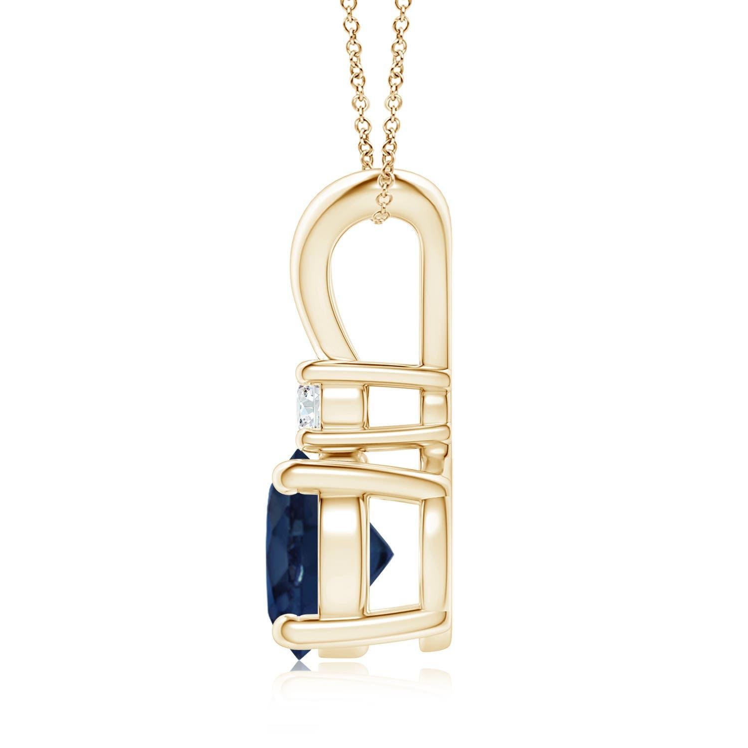 Dieser mit vier Zacken gefasste Saphir-Anhänger ist die perfekte Mischung aus Stil und Schönheit. Ein glänzender Diamant auf dem blauen Edelstein unterstreicht seinen Charme. Dieser klassische Solitär-Saphir-Anhänger mit poliertem V-Balken ist