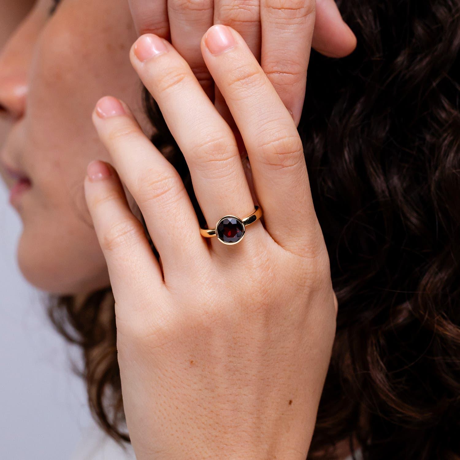 Angara Natürliche Runde 2,2 ct Granat Solitär Verlobungsring in 14K Solid Gold (Rundschliff) im Angebot