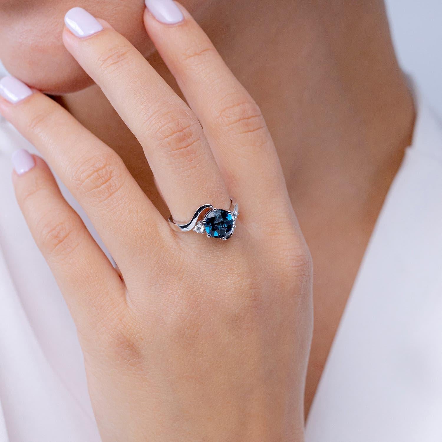 Angara natürlichen runden 2,25ct London Blue Topaz drei Stein Ring in 14K Solid Gold (Moderne) im Angebot
