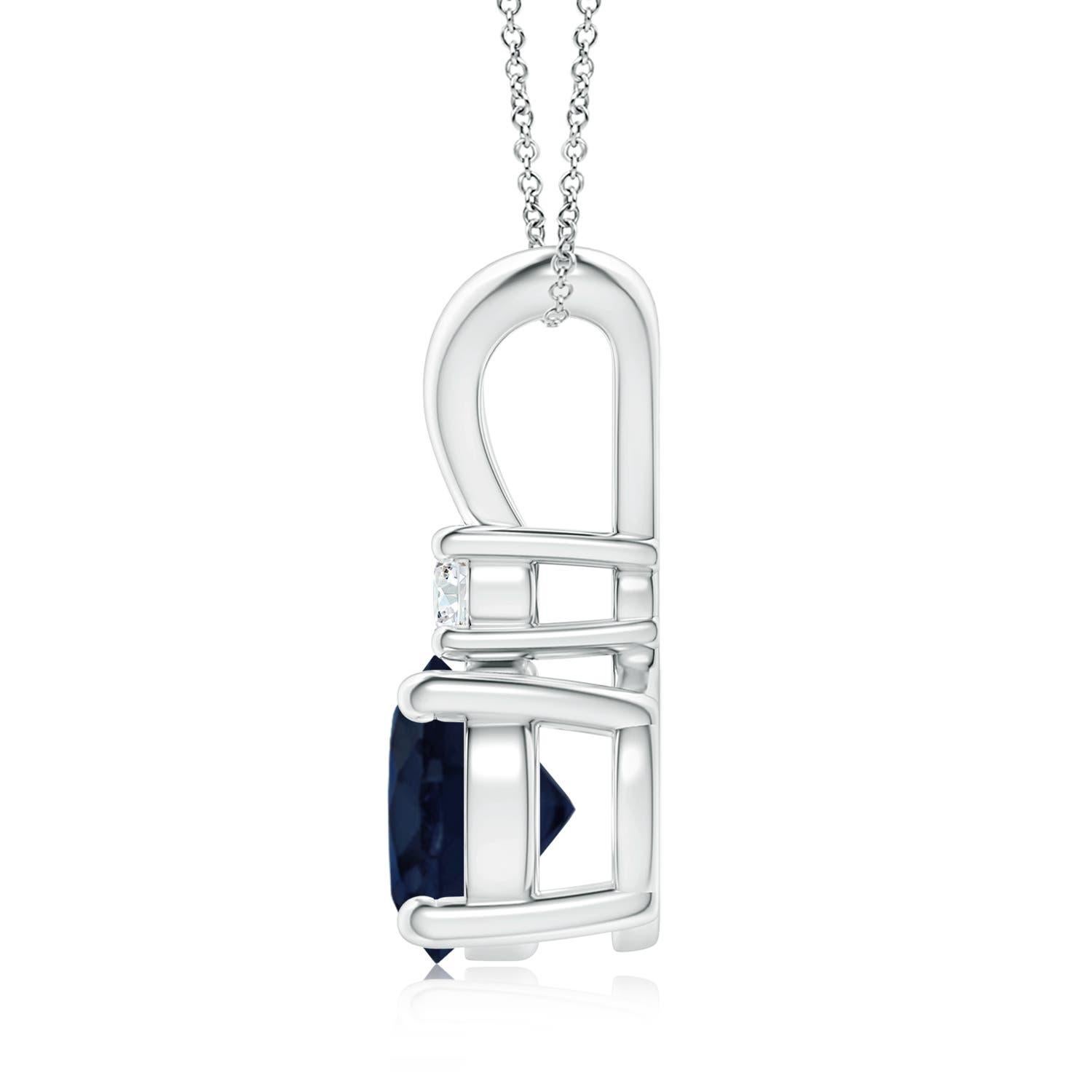 Questo ciondolo con zaffiro incastonato a quattro punte è un perfetto connubio di stile e bellezza. Un diamante brillante sopra la gemma blu ne aumenta il fascino. Questo classico ciondolo a forma di zaffiro solitario con una balla a V lucida è