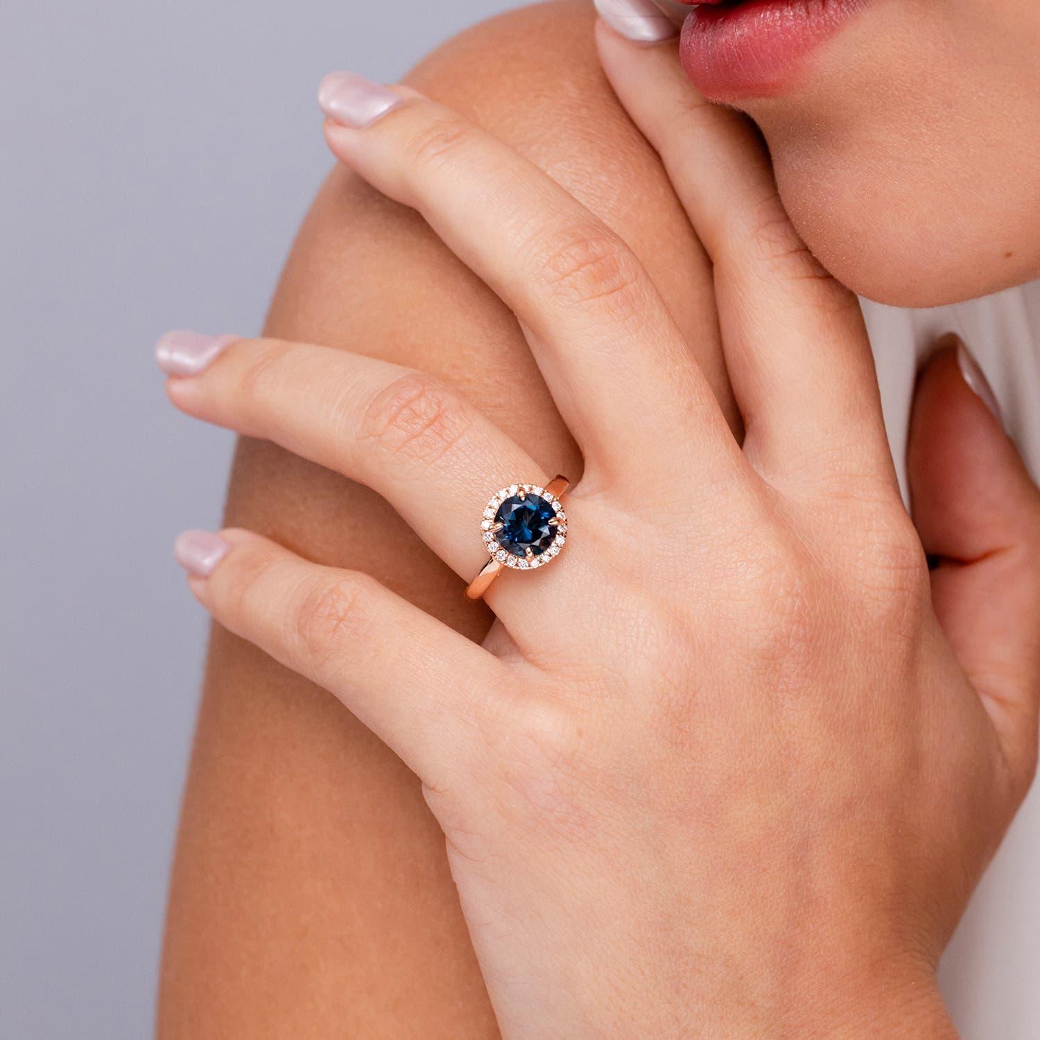 Angara Natürlicher runder 2,35ct Londoner Blautopas Ring mit Diamant-Halo in 14K Gold (Moderne) im Angebot