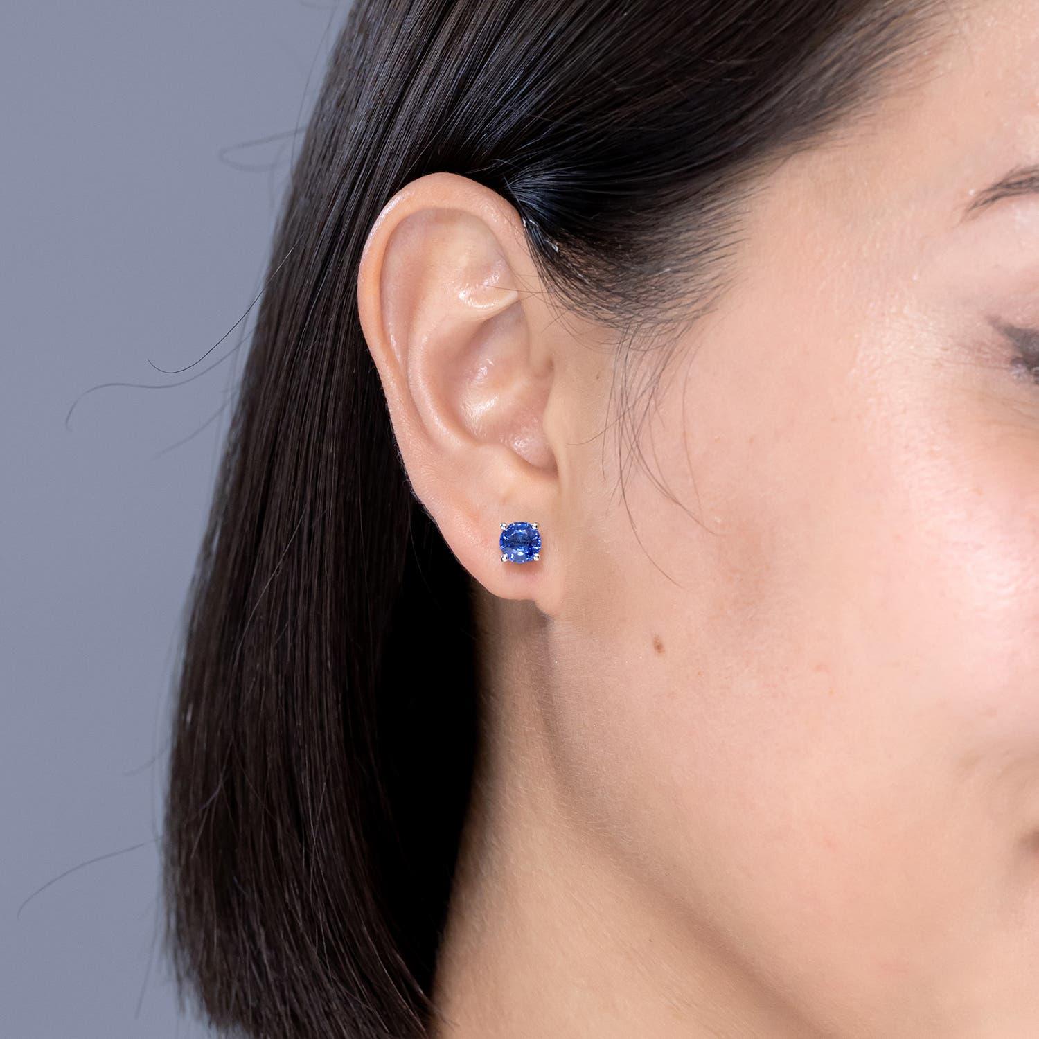 Moderne Angara Natural Round 2ct Blue Sapphire Stud Ears in 14K Solid Gold for Women (Boucles d'oreilles saphir bleu rond en or massif 14K pour femmes) en vente