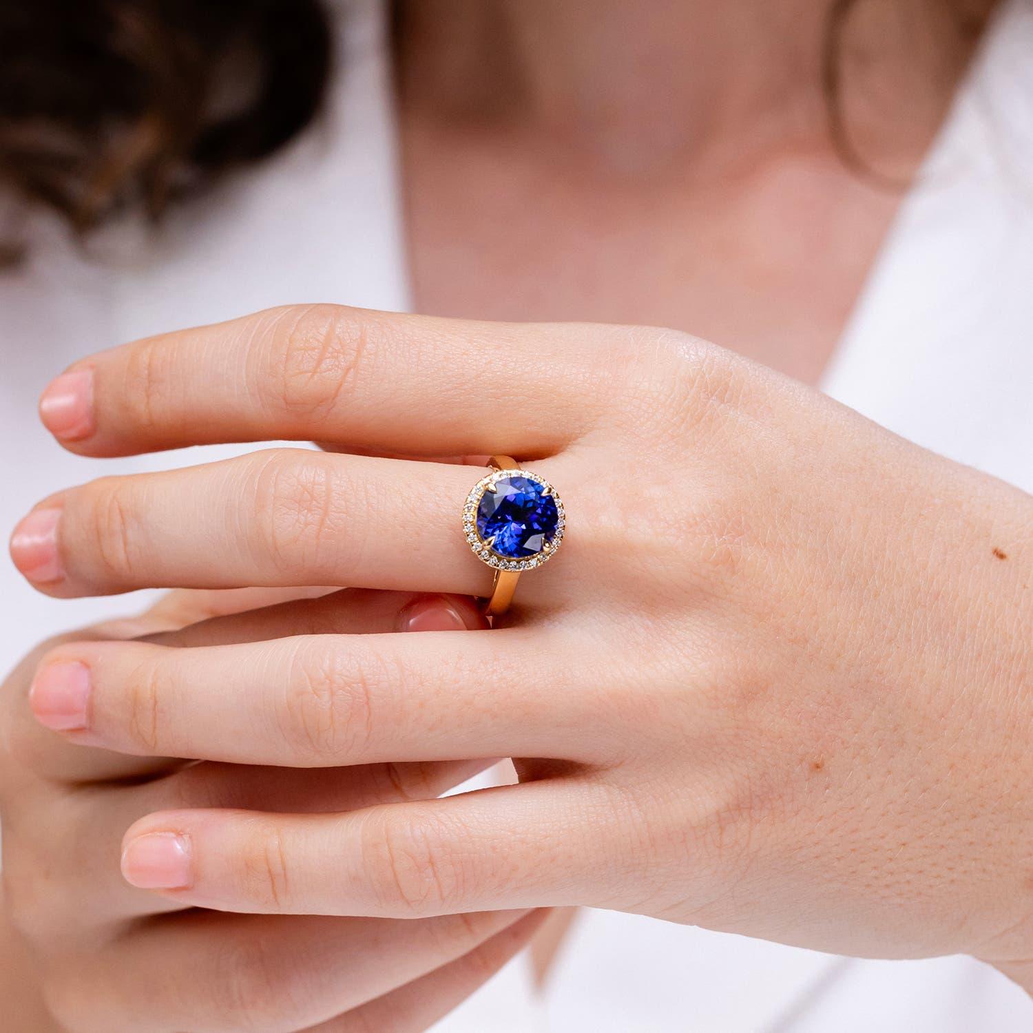 Moderne Bague Angara en or massif 14 carats, Tanzanite ronde naturelle de 3,5 ct avec halo de diamants en vente