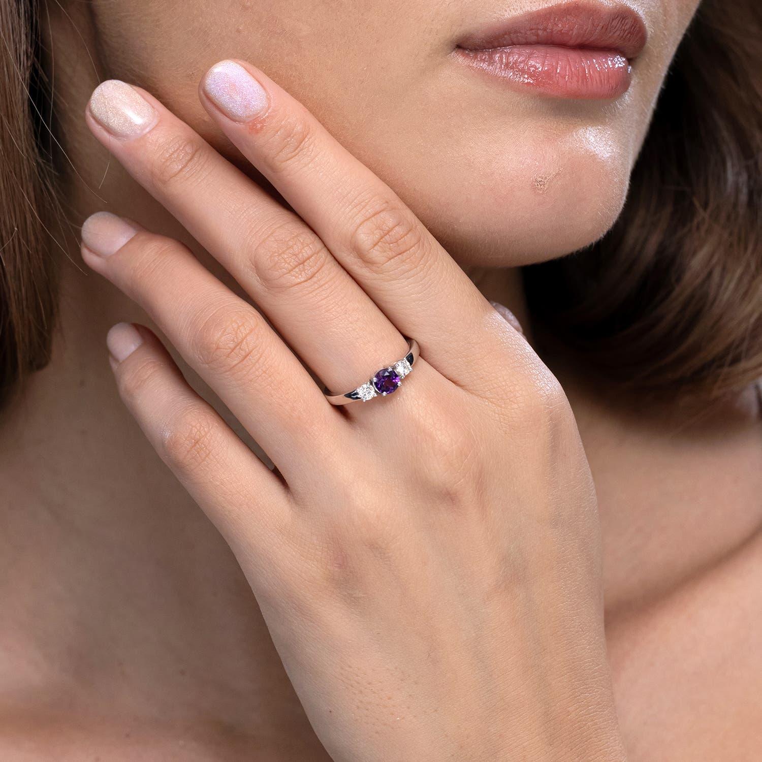 Angara natürlichen runden Amethyst drei Stein Verlobungsring in 14K massivem Gold (Moderne) im Angebot