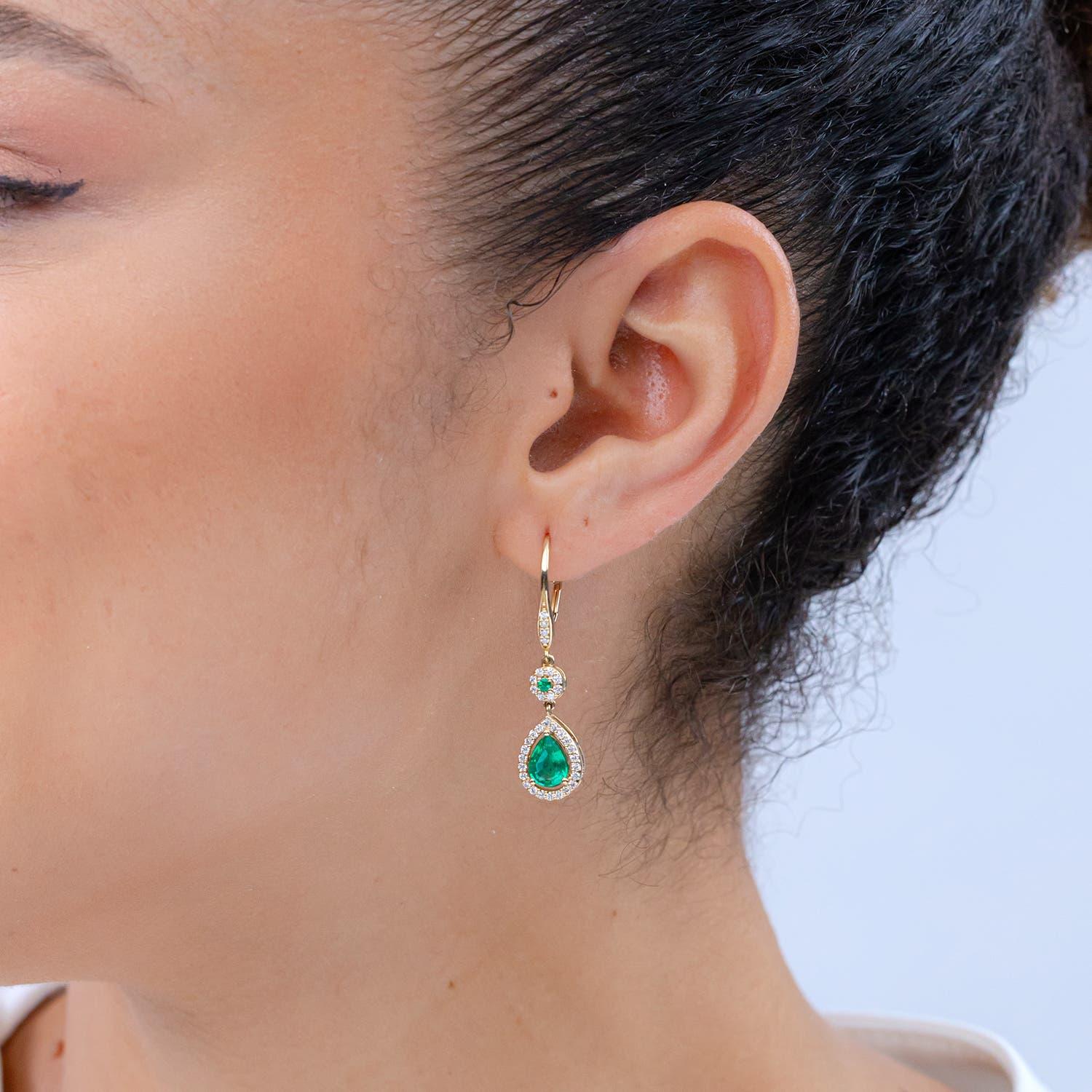 Moderno Angara Orecchini a lobo con smeraldo tondo e pera naturale da 1,9 carati in oro 14K in vendita
