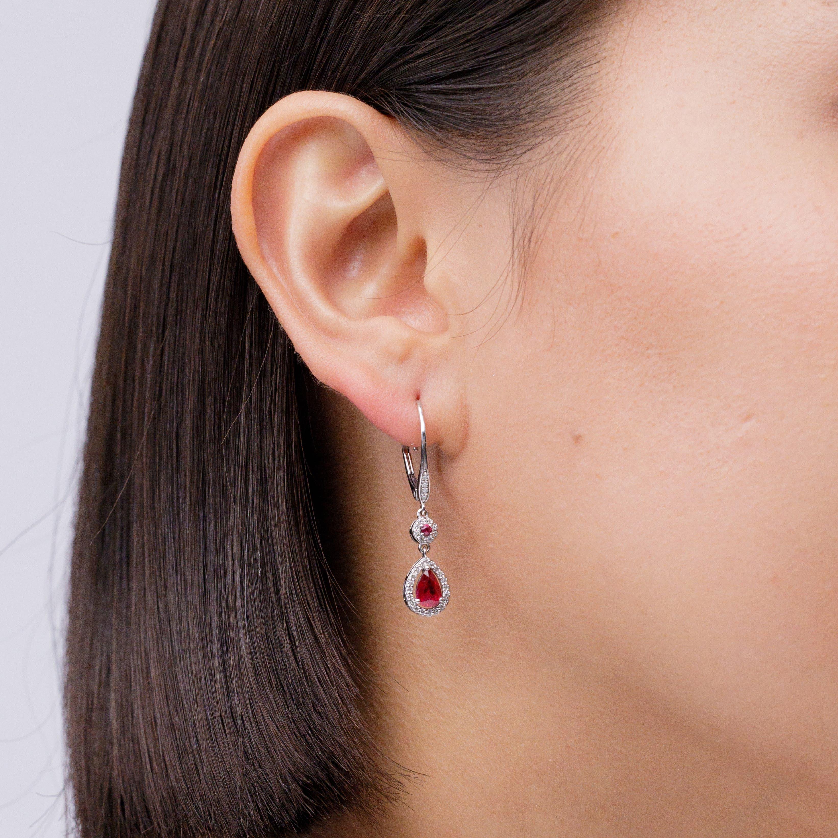Moderne Boucles d'oreilles Angara en or massif 14K avec halo de rubis ronds et poires naturels en vente