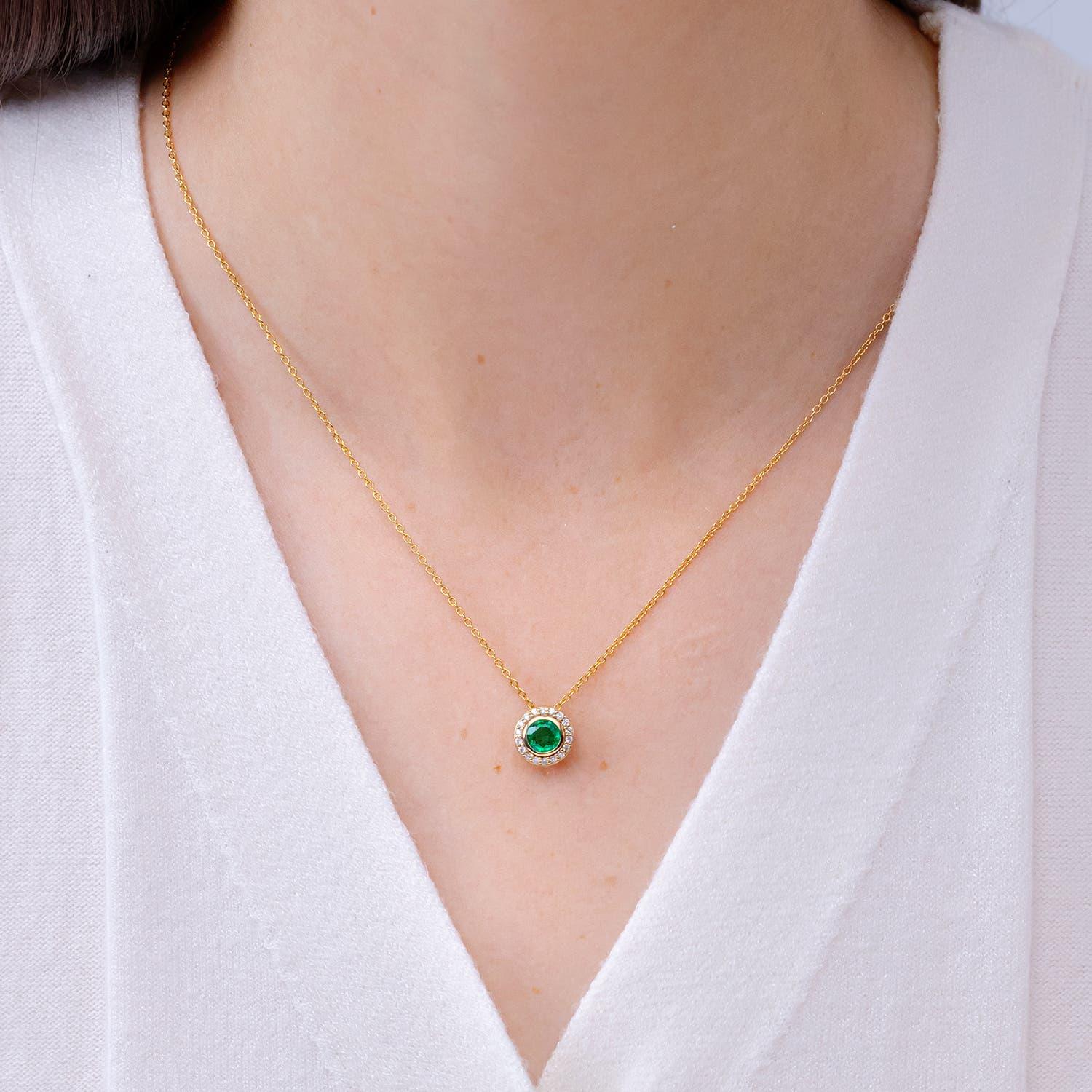 Moderno Angara Ciondolo con smeraldo rotondo naturale incastonato e diamante aureolato in oro massiccio 14K in vendita