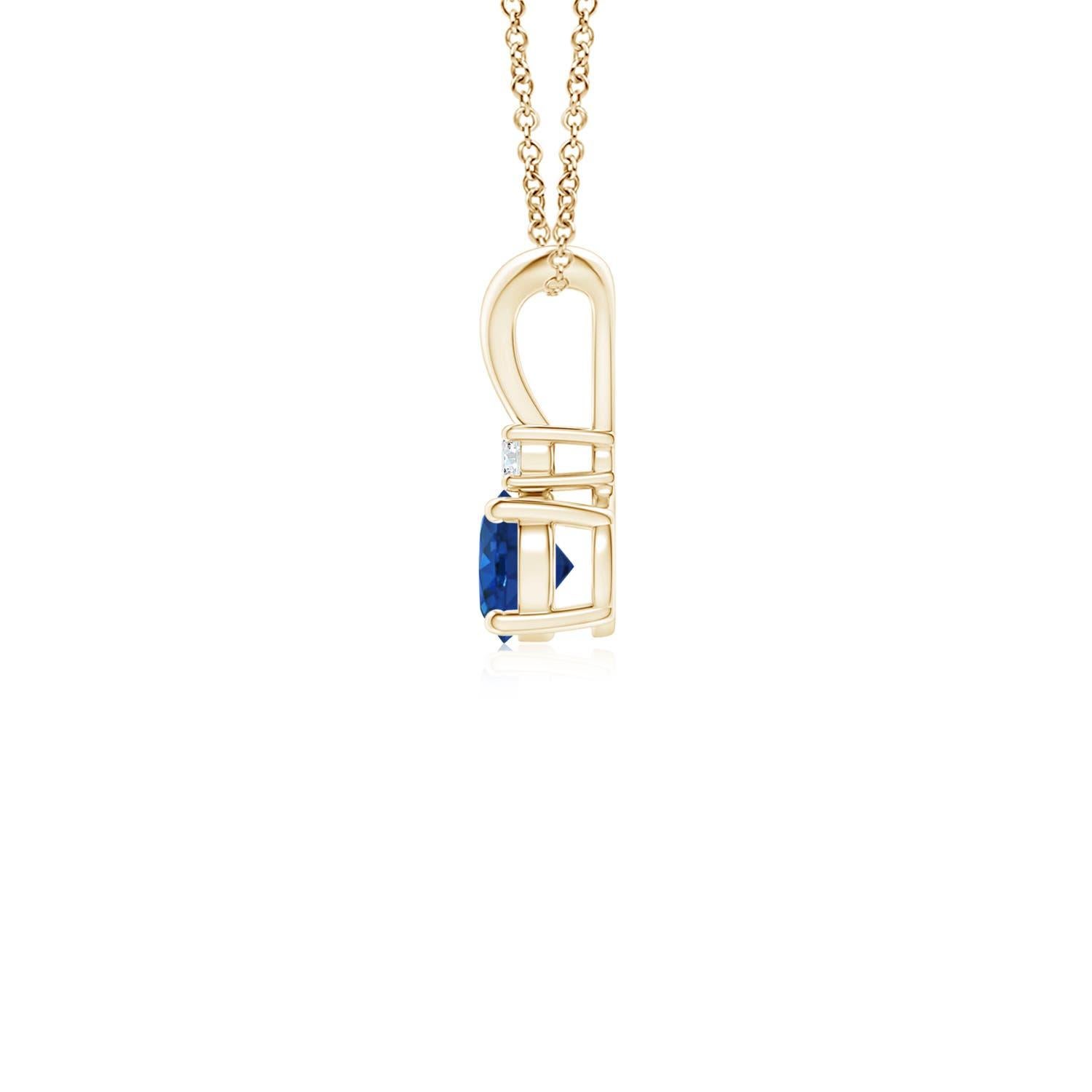 Este colgante de zafiro engastado con cuatro garras muestra la mezcla perfecta de estilo y belleza. Un brillante diamante sobre la gema azul realza su encanto. Este clásico colgante de zafiro solitario con una faja en V pulida está ingeniosamente