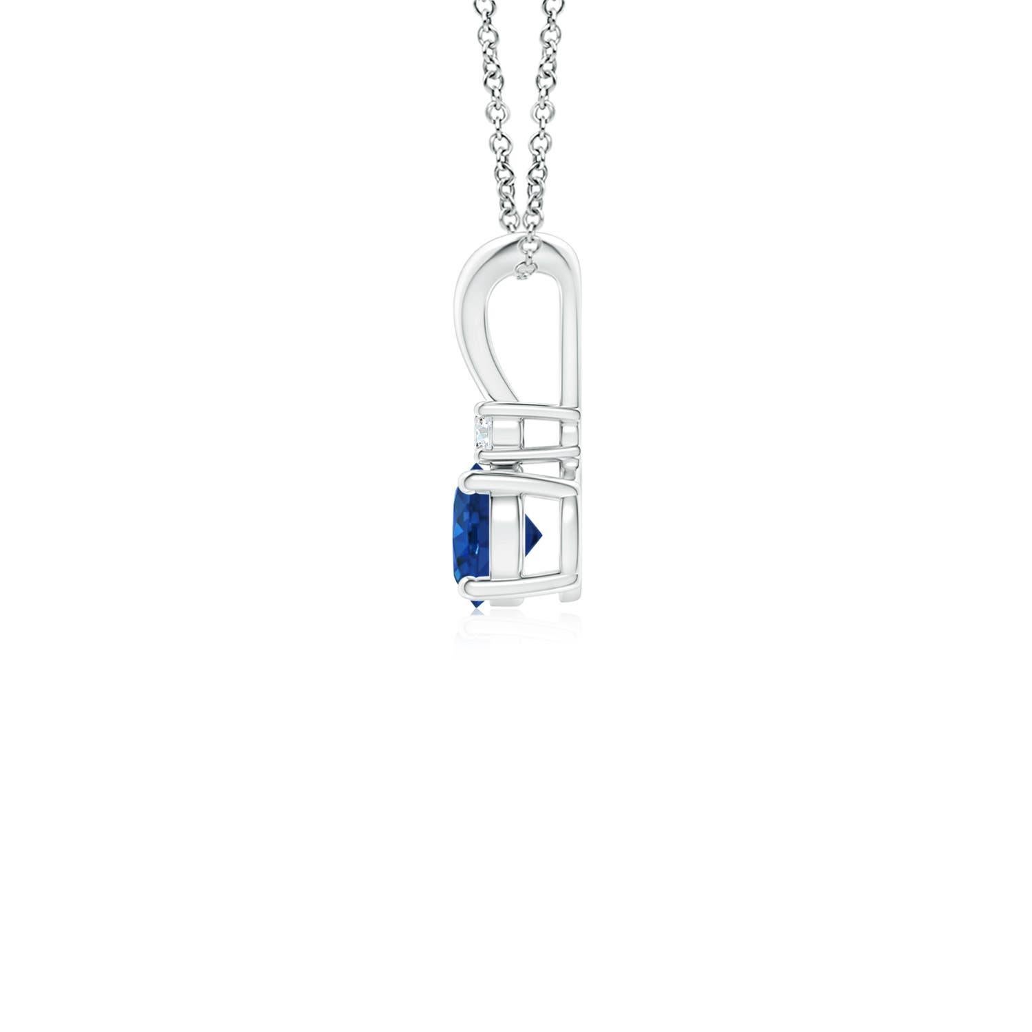 Dieser mit vier Zacken gefasste Saphir-Anhänger ist die perfekte Mischung aus Stil und Schönheit. Ein glänzender Diamant auf dem blauen Edelstein unterstreicht seinen Charme. Dieser klassische Solitär-Saphir-Anhänger mit poliertem V-Balken ist