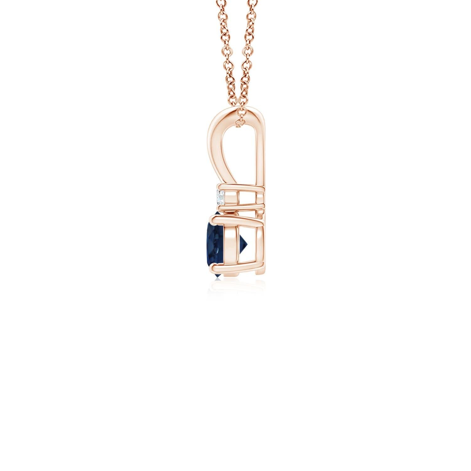 Dieser mit vier Zacken gefasste Saphir-Anhänger ist die perfekte Mischung aus Stil und Schönheit. Ein glänzender Diamant auf dem blauen Edelstein unterstreicht seinen Charme. Dieser klassische Solitär-Saphir-Anhänger mit poliertem V-Balken ist