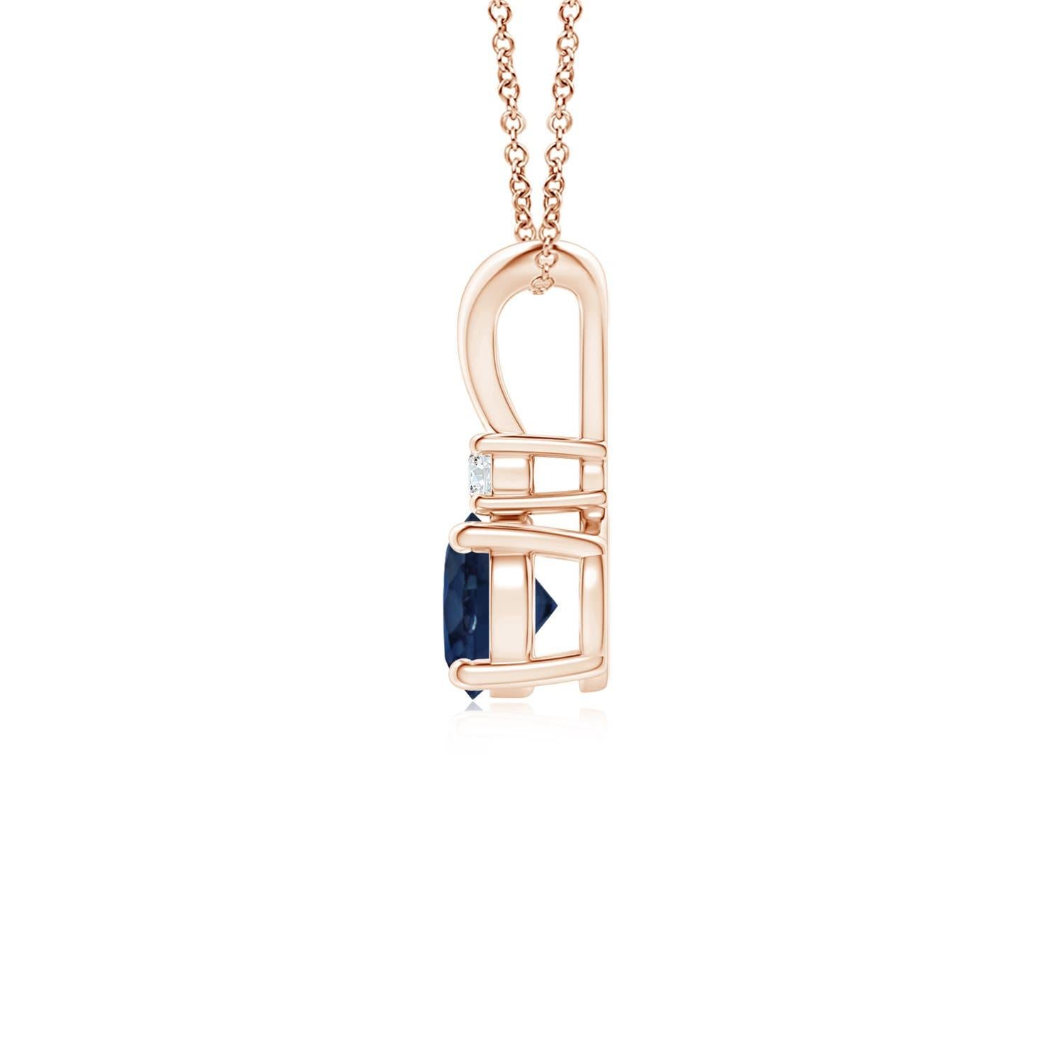 Dieser mit vier Zacken gefasste Saphir-Anhänger ist die perfekte Mischung aus Stil und Schönheit. Ein glänzender Diamant auf dem blauen Edelstein unterstreicht seinen Charme. Dieser klassische Solitär-Saphir-Anhänger mit poliertem V-Balken ist