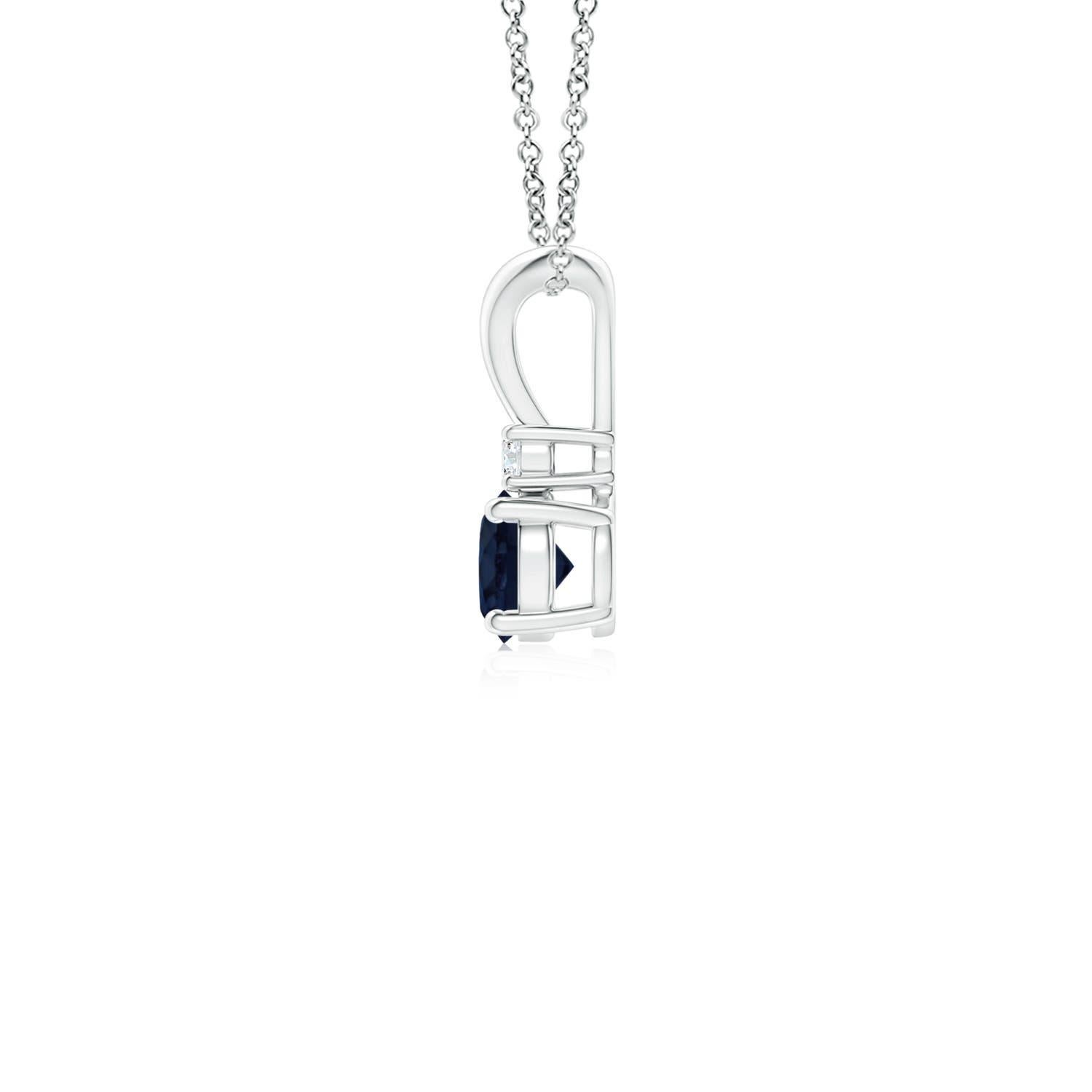 Questo ciondolo con zaffiro incastonato a quattro punte è un perfetto connubio di stile e bellezza. Un diamante brillante sopra la gemma blu ne aumenta il fascino. Questo classico ciondolo a forma di zaffiro solitario con una balla a V lucida è