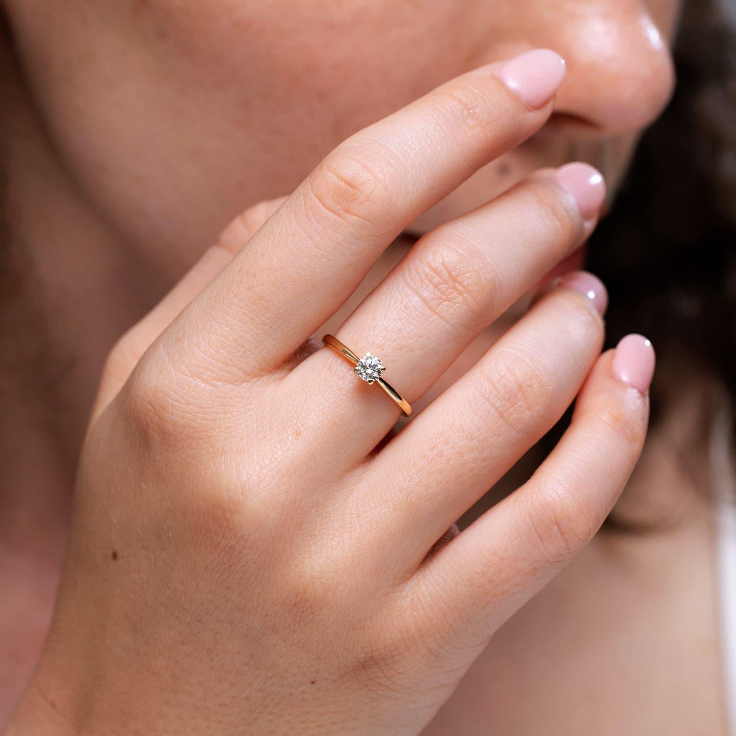 Angara Natürlicher runder Diamant Kathedrale Solitär Verlobungsring in 14K Gold (Rundschliff) im Angebot