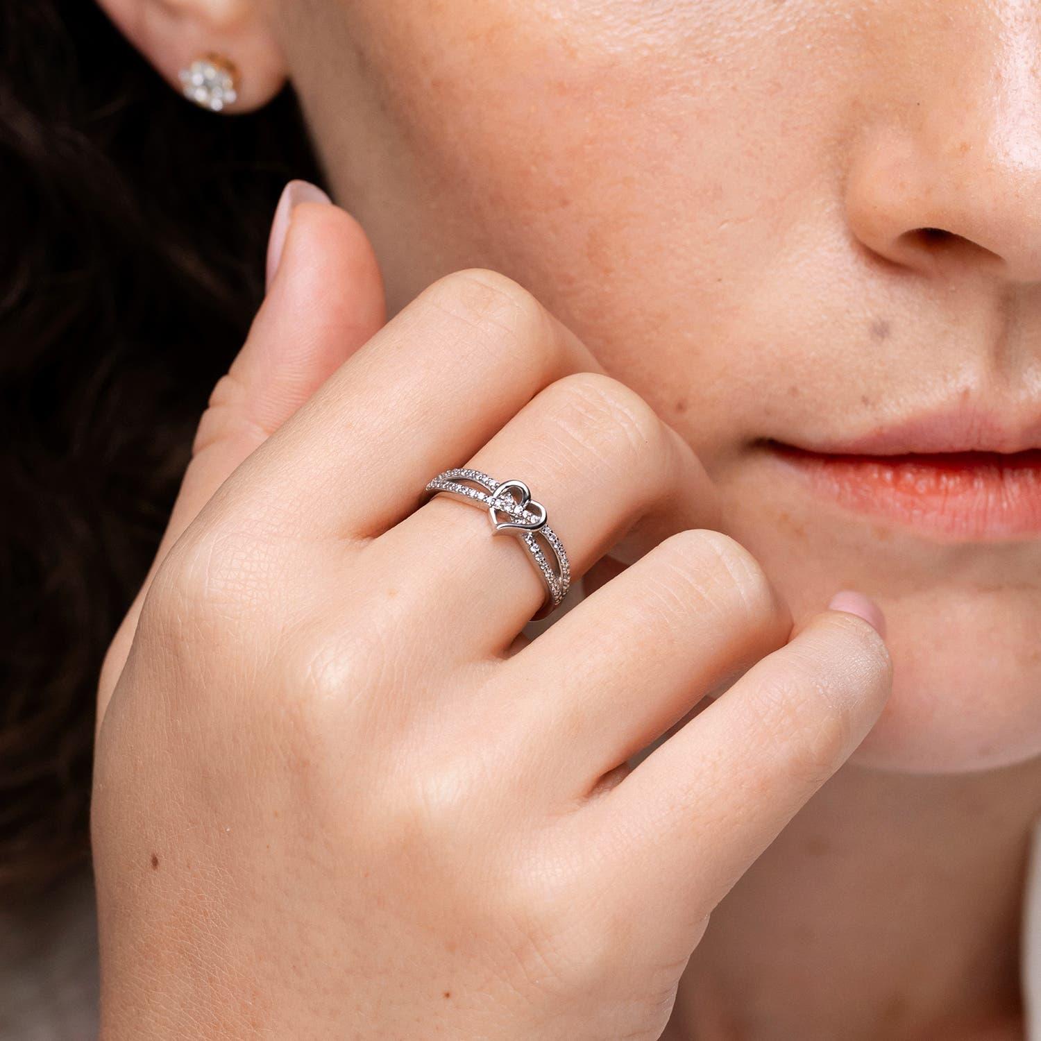 Taglio rotondo Anello Promessa con cuore incrociato di diamanti tondi naturali di Angara in oro massiccio 14K in vendita