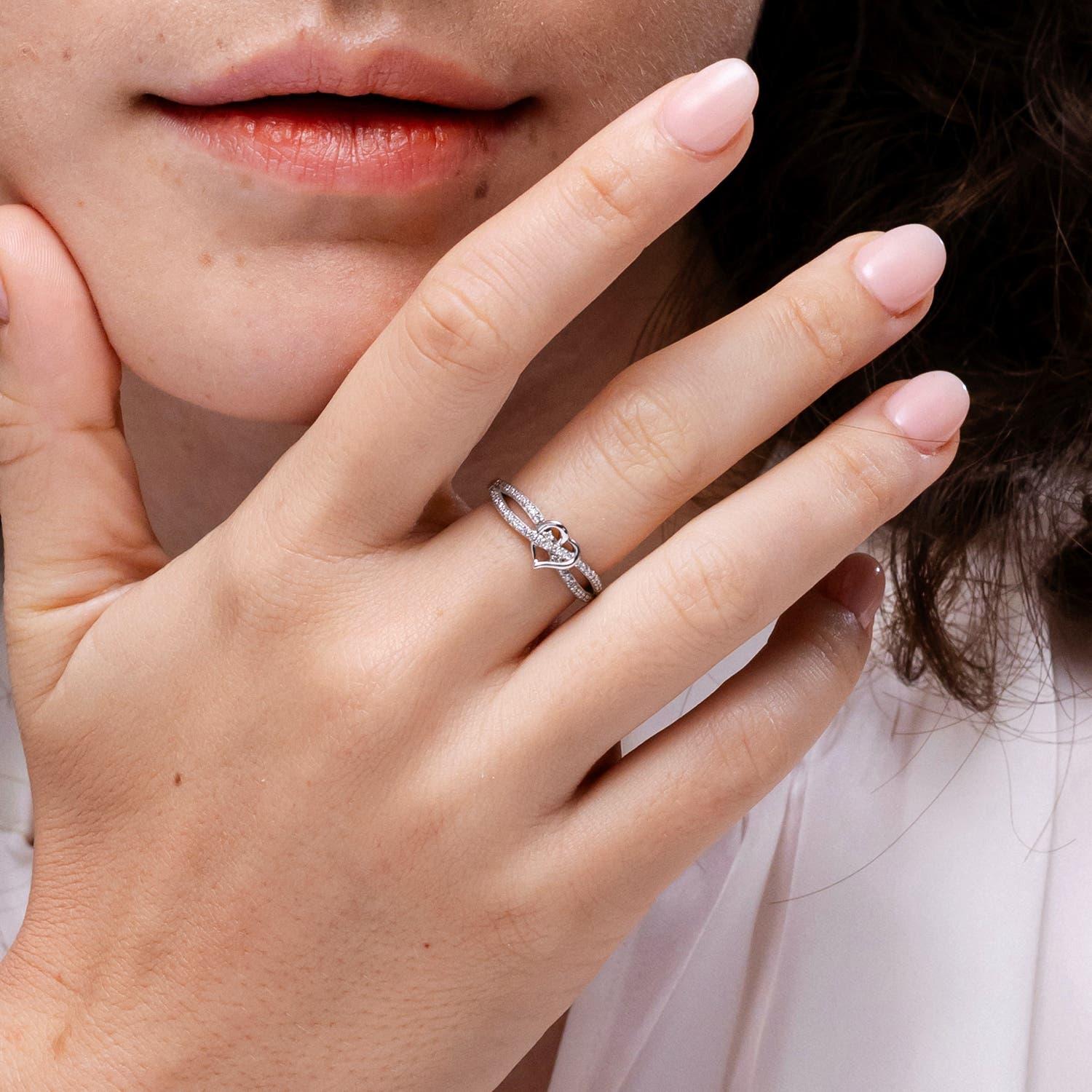 Anello Promessa con cuore incrociato di diamanti tondi naturali di Angara in oro massiccio 14K In condizioni Nuovo in vendita a Los Angeles, CA