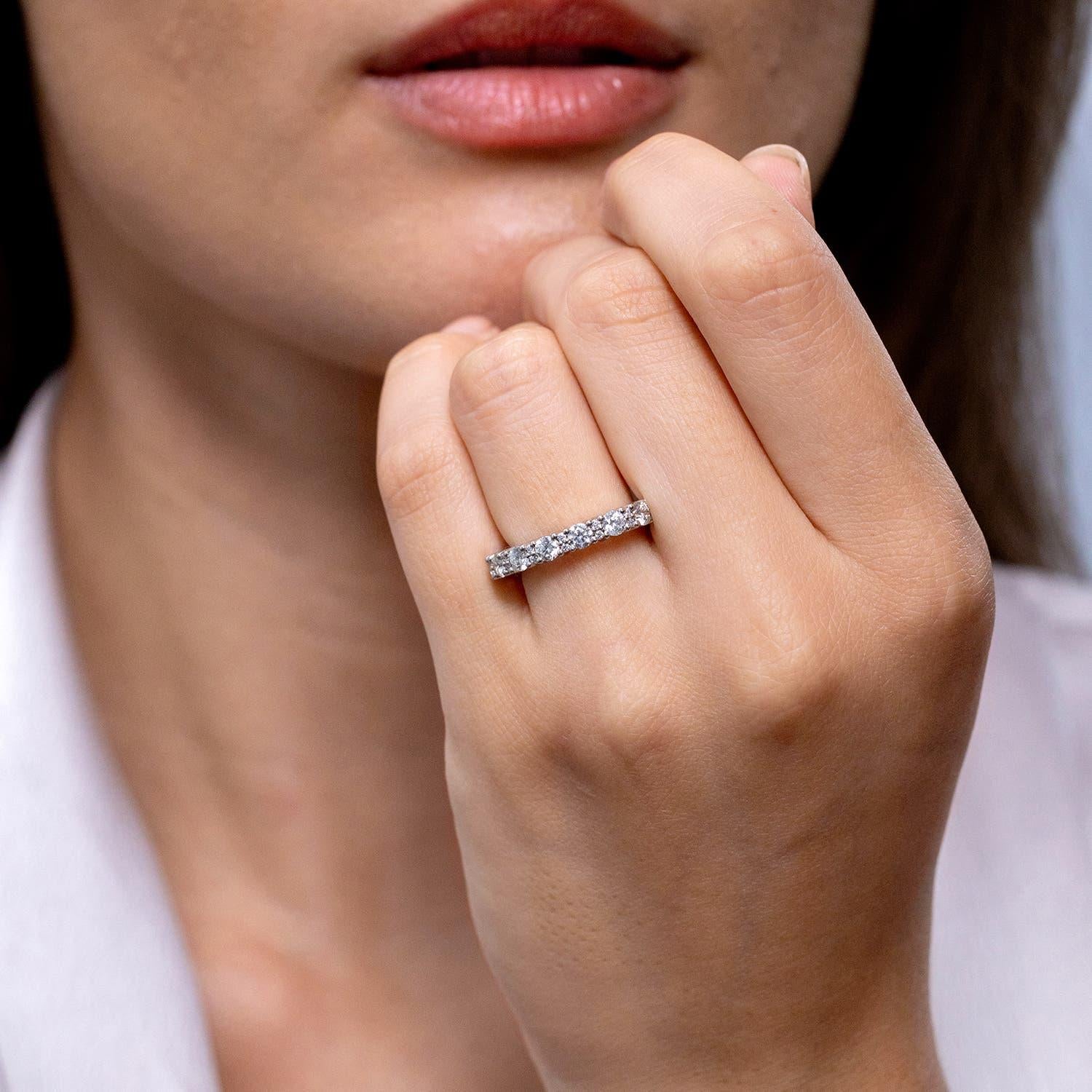 Angara Natürliche Runde Diamant Eternity Ring in Prong Fassung in 14K massivem Gold (Moderne) im Angebot