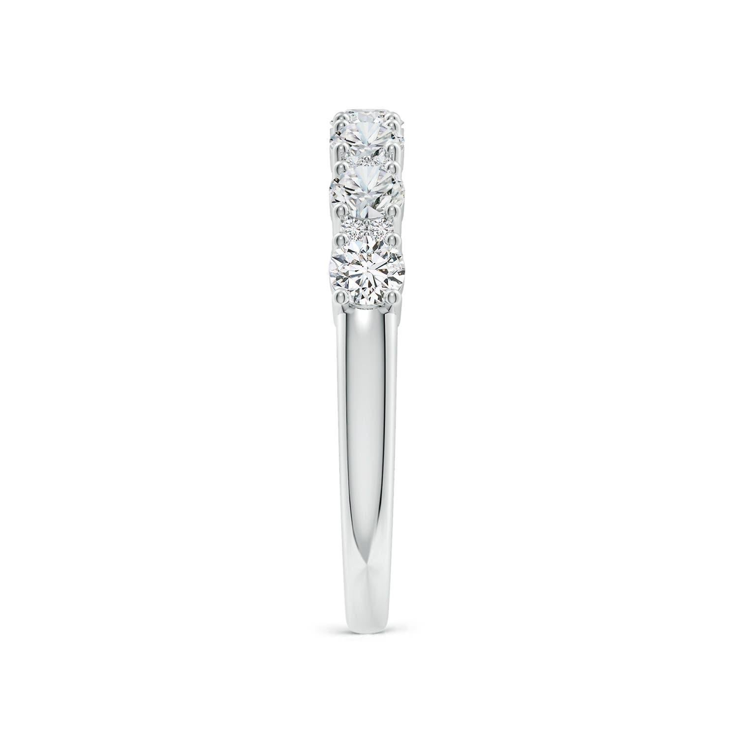 Angara Natürliche Runde Diamant Eternity Ring in Prong Fassung in 14K massivem Gold (Rundschliff) im Angebot
