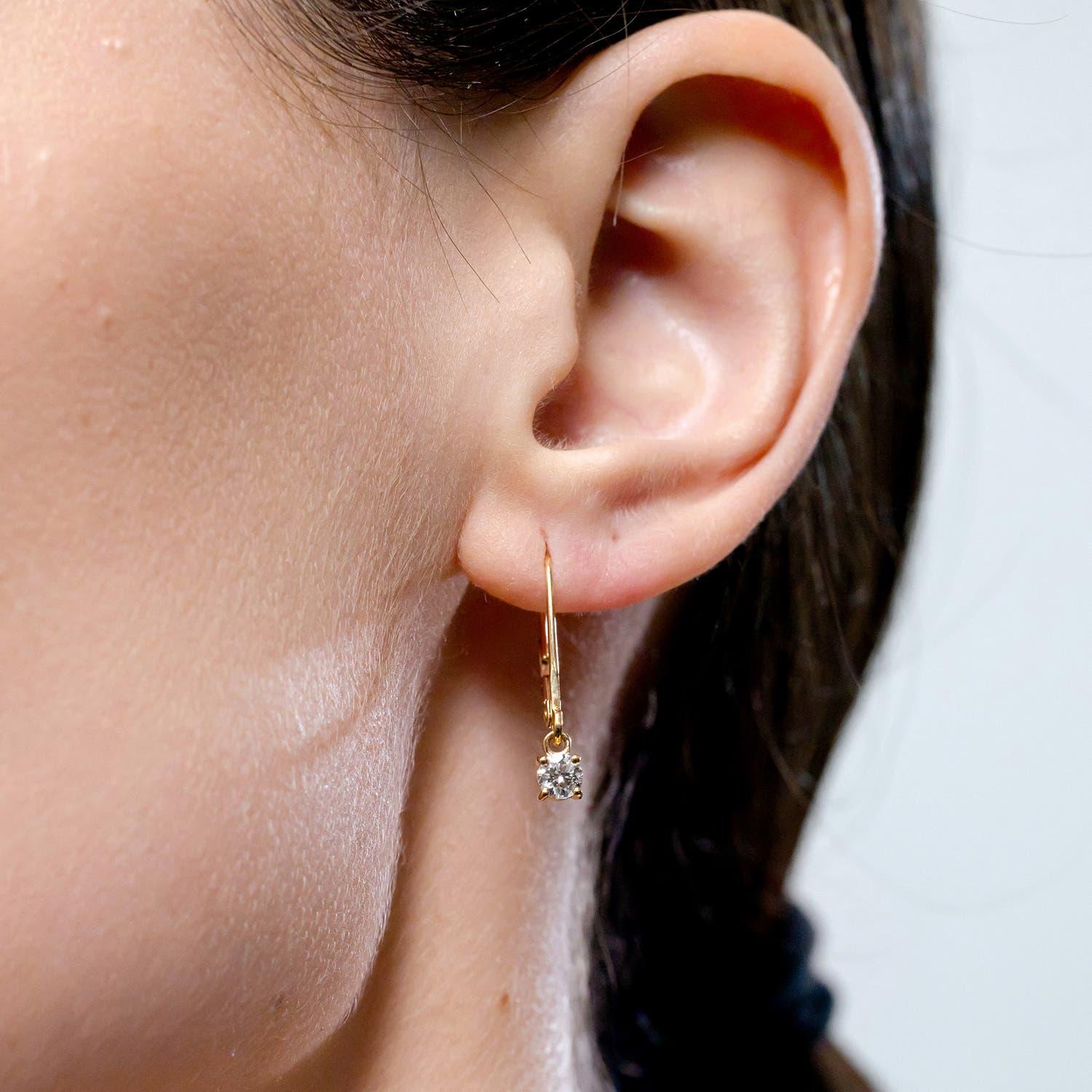 Moderno Angara - Orecchini a leva con diamante rotondo naturale in oro massiccio 14K per donna in vendita