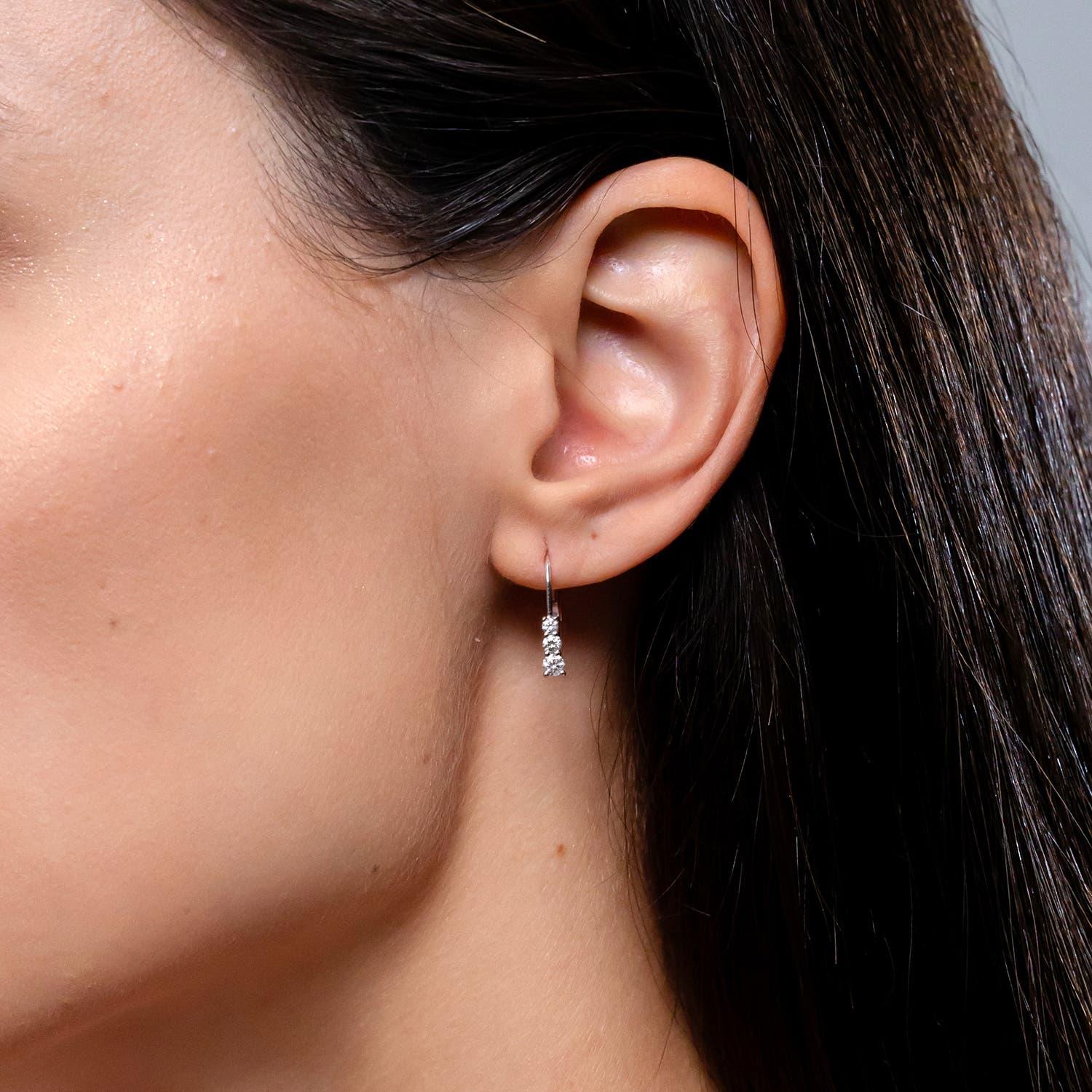 Moderne Boucles d'oreilles à levier en or massif 14K avec trois pierres en diamant rond naturel Angara en vente