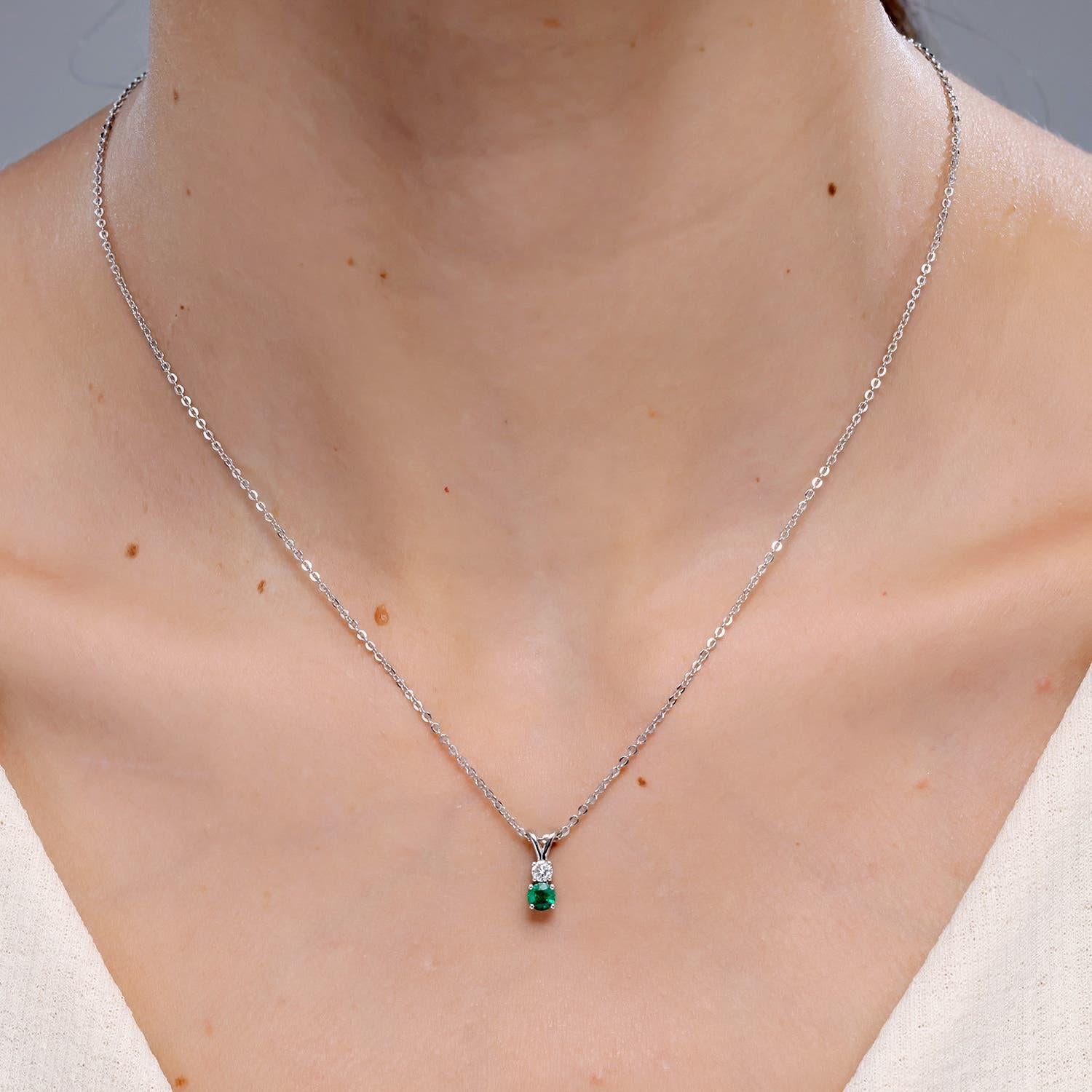 Moderno Ciondolo a due pietre con smeraldo rotondo naturale e diamante di Angara in oro massiccio 14 carati in vendita