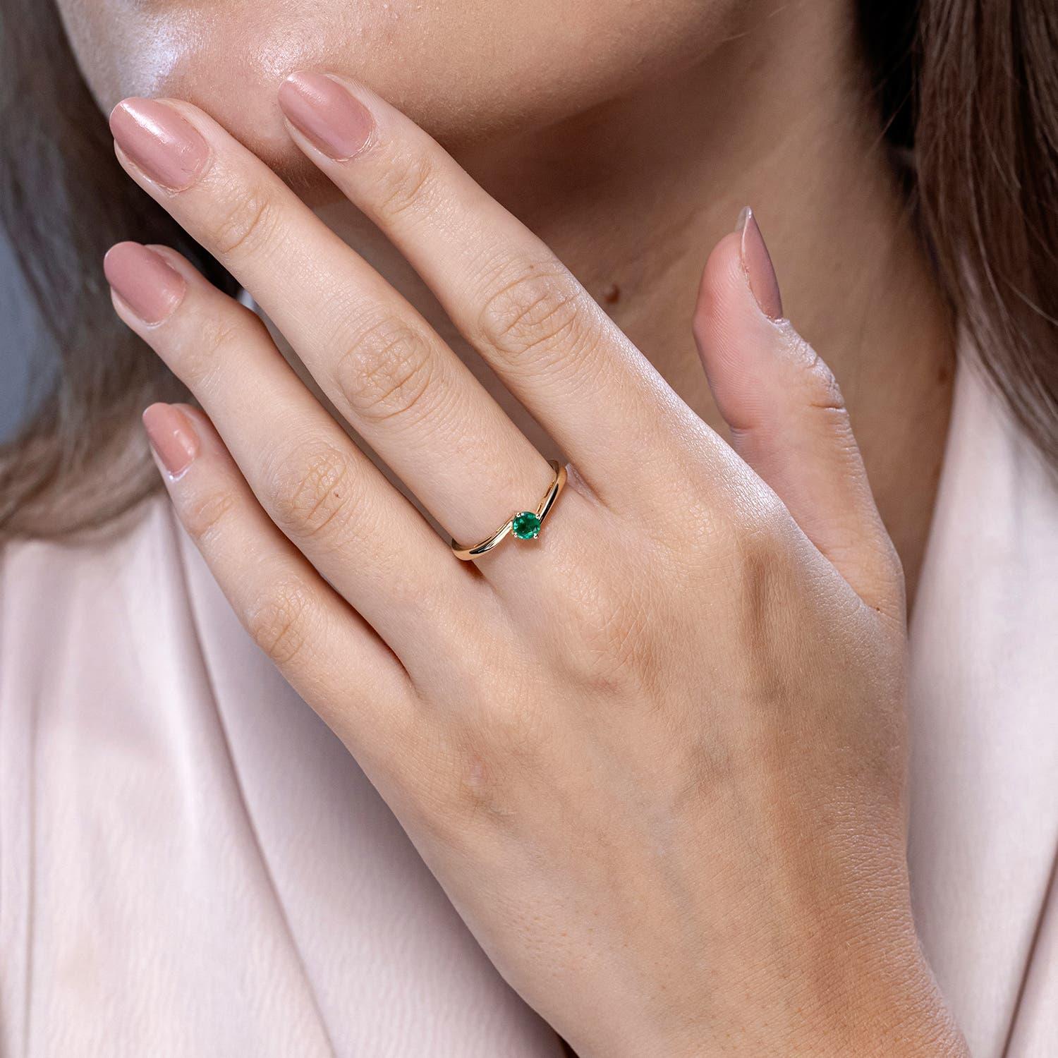 Angara natürlichen runden Smaragd Solitär Bypass Verlobungsring in 14K massivem Gold (Moderne) im Angebot