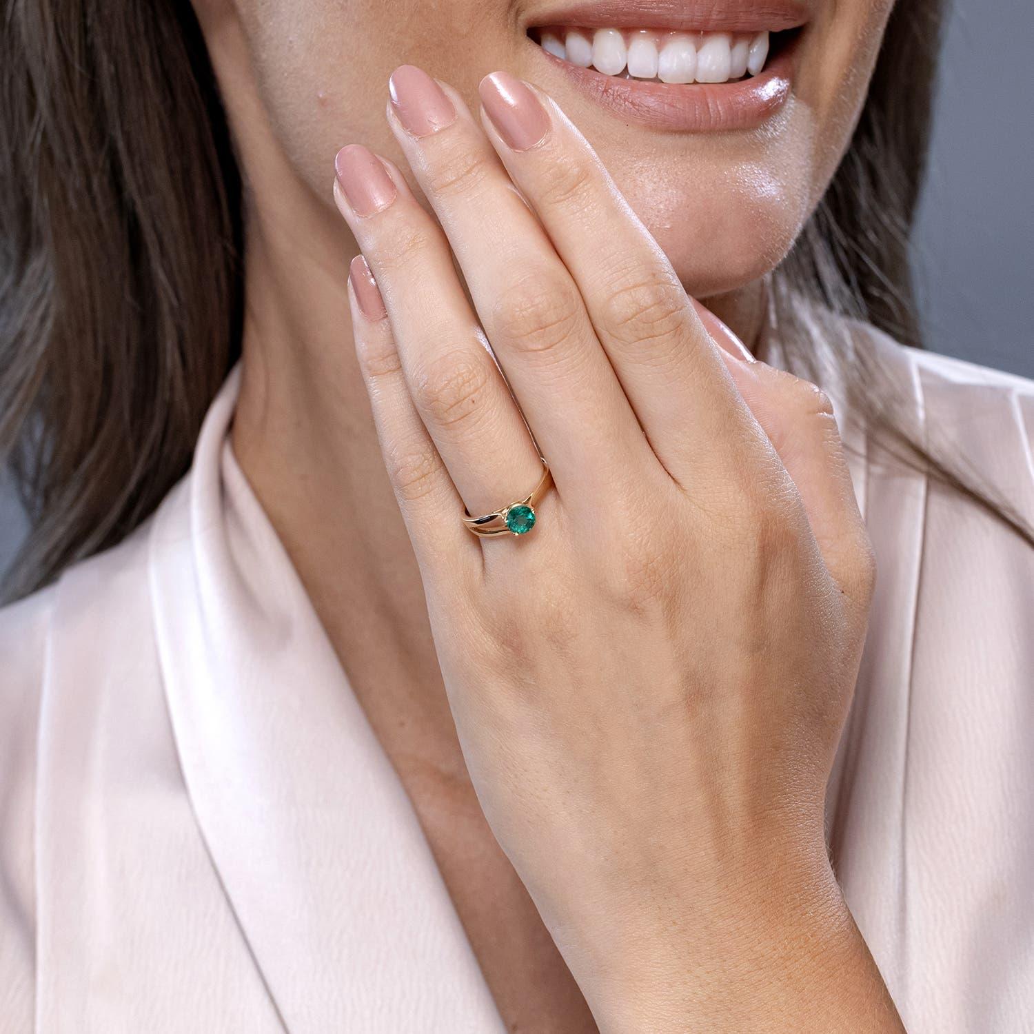 Angara Anillo de compromiso solitario con esmeralda redonda natural en oro macizo de 14 quilates Moderno en venta