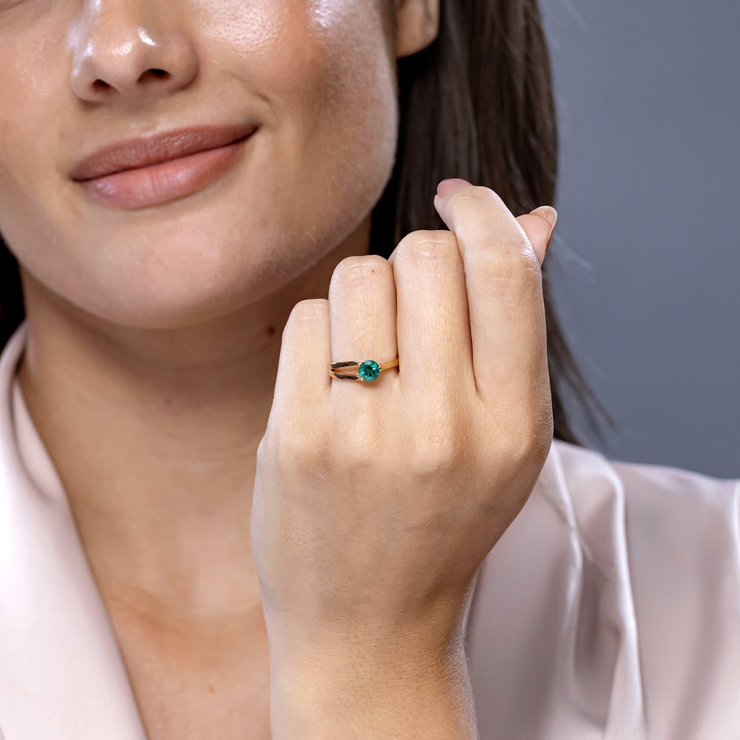 Angara Anillo de compromiso solitario con esmeralda redonda natural en oro macizo de 14 quilates Corte redondo en venta