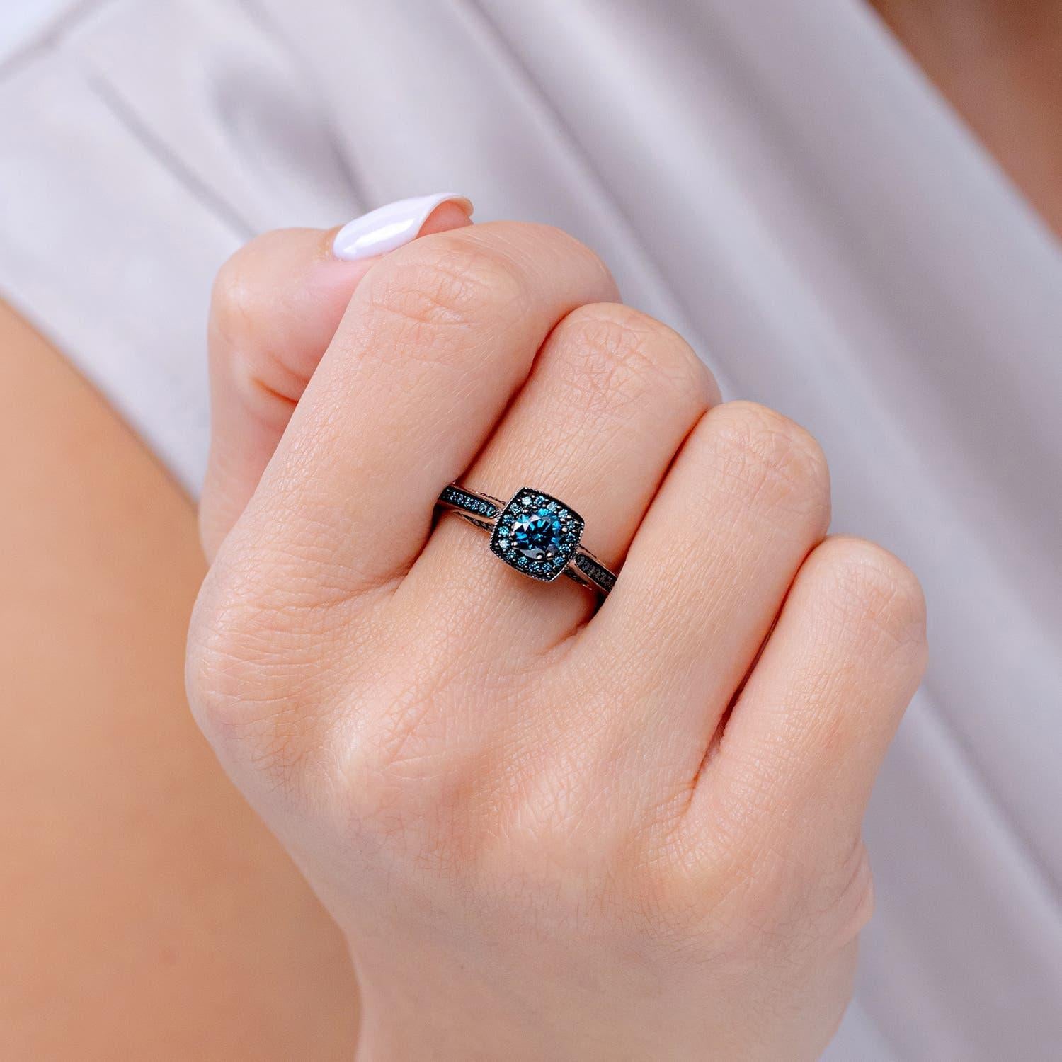 Moderno Anello aureola con diamante blu tondo naturale potenziato di Angara in oro massiccio 14K in vendita