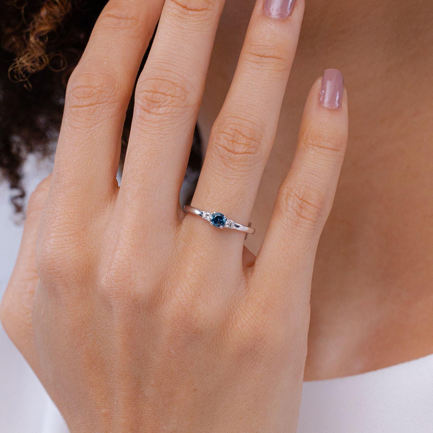 Angara Natürlicher Runder Londoner Blautopas und Diamant Verlobungsring aus 14K Gold (Moderne) im Angebot