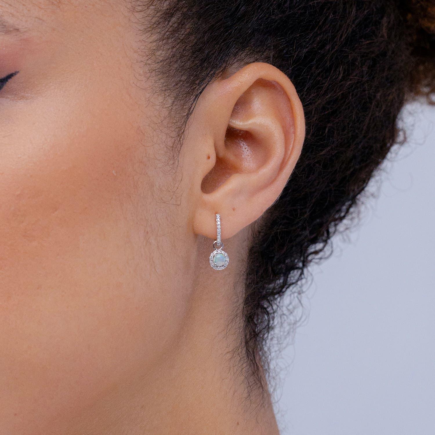 Moderno Angara - Orecchini pendenti in oro massiccio 14 carati con diamante e opale rotondo naturale in vendita