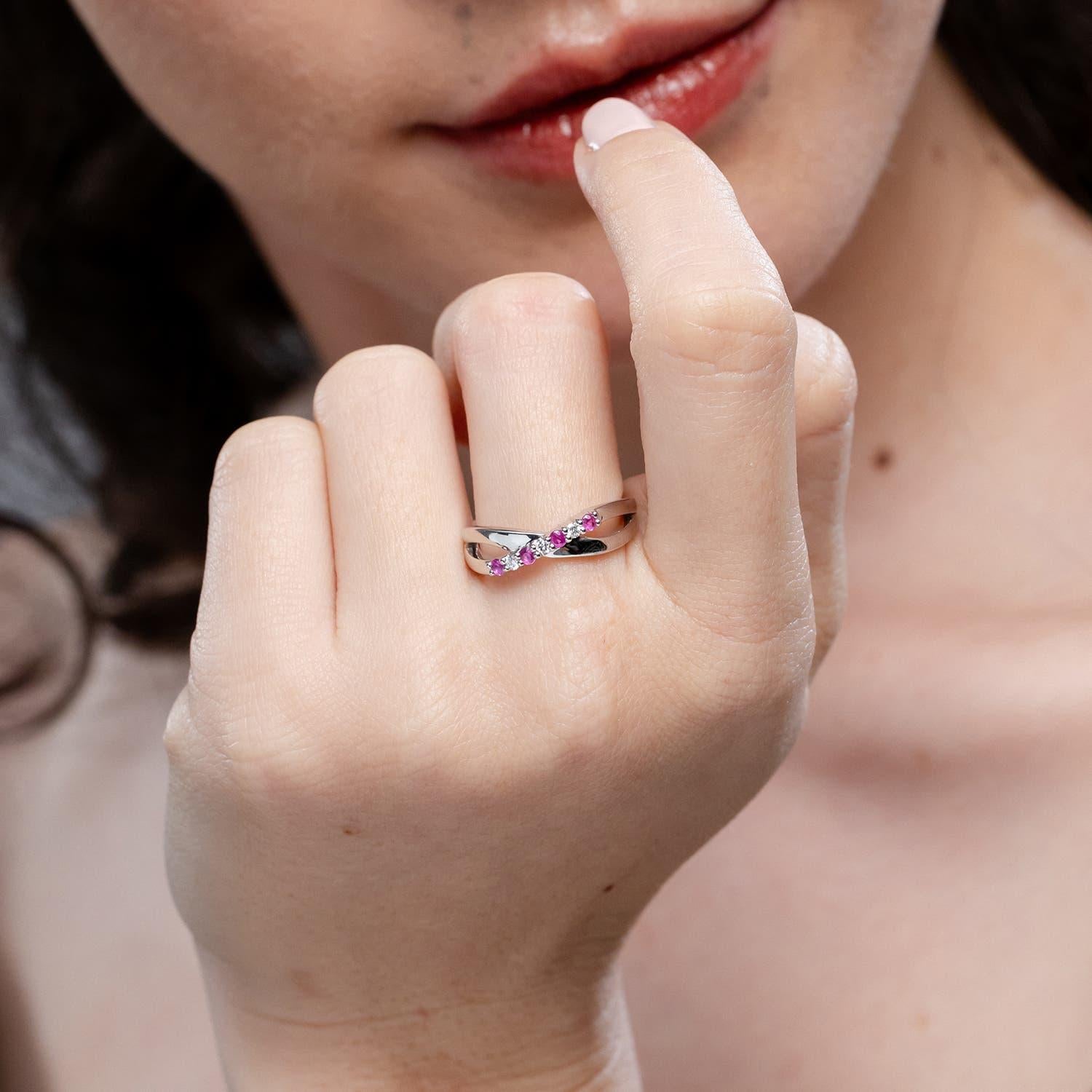 Angara natürlichen runden rosa Saphir und Diamant Crossover Ring in 14K massivem Gold (Moderne) im Angebot