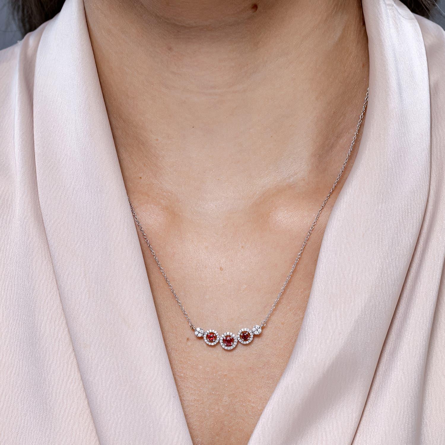 Angara natürlichen runden Rubin und Diamant Halo Halskette in 14K Solid Gold für Frauen (Moderne) im Angebot