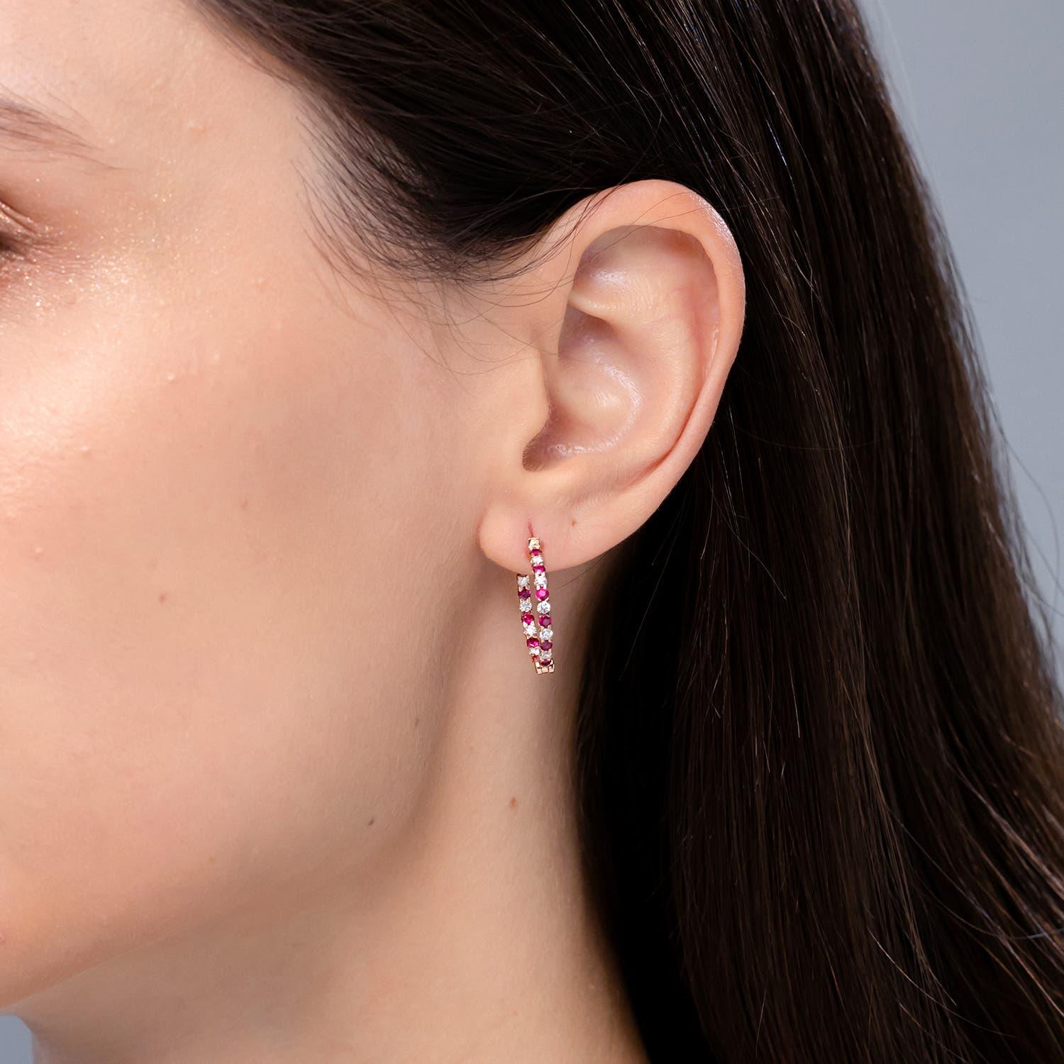 Angara Natürliche Runde Rubin und Diamant Inside Out Hoop Ohrringe in 14K Solid Gold (Moderne) im Angebot