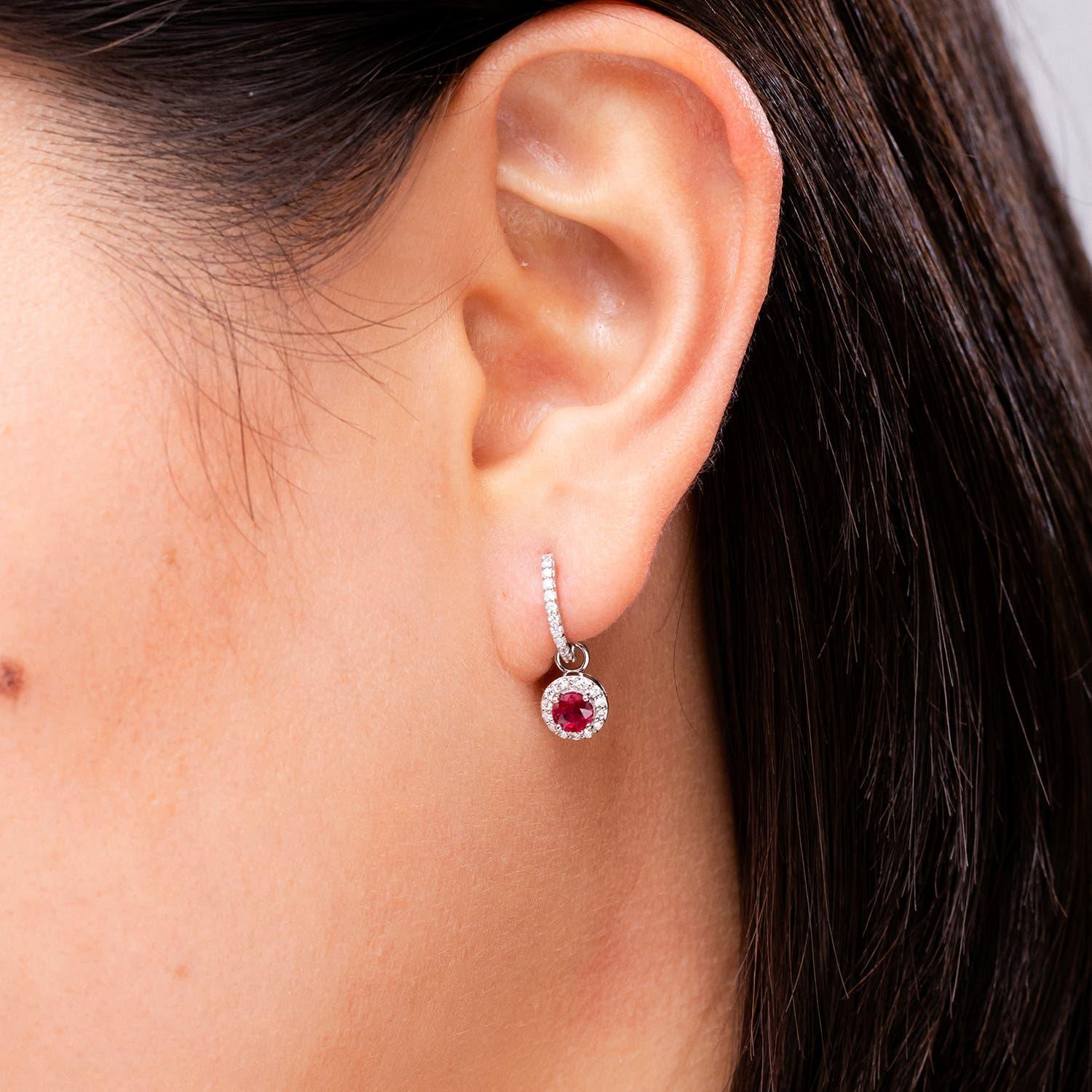 Moderno Angara - Orecchini pendenti di rubino tondo naturale con diamante aureolato in oro massiccio 14K in vendita