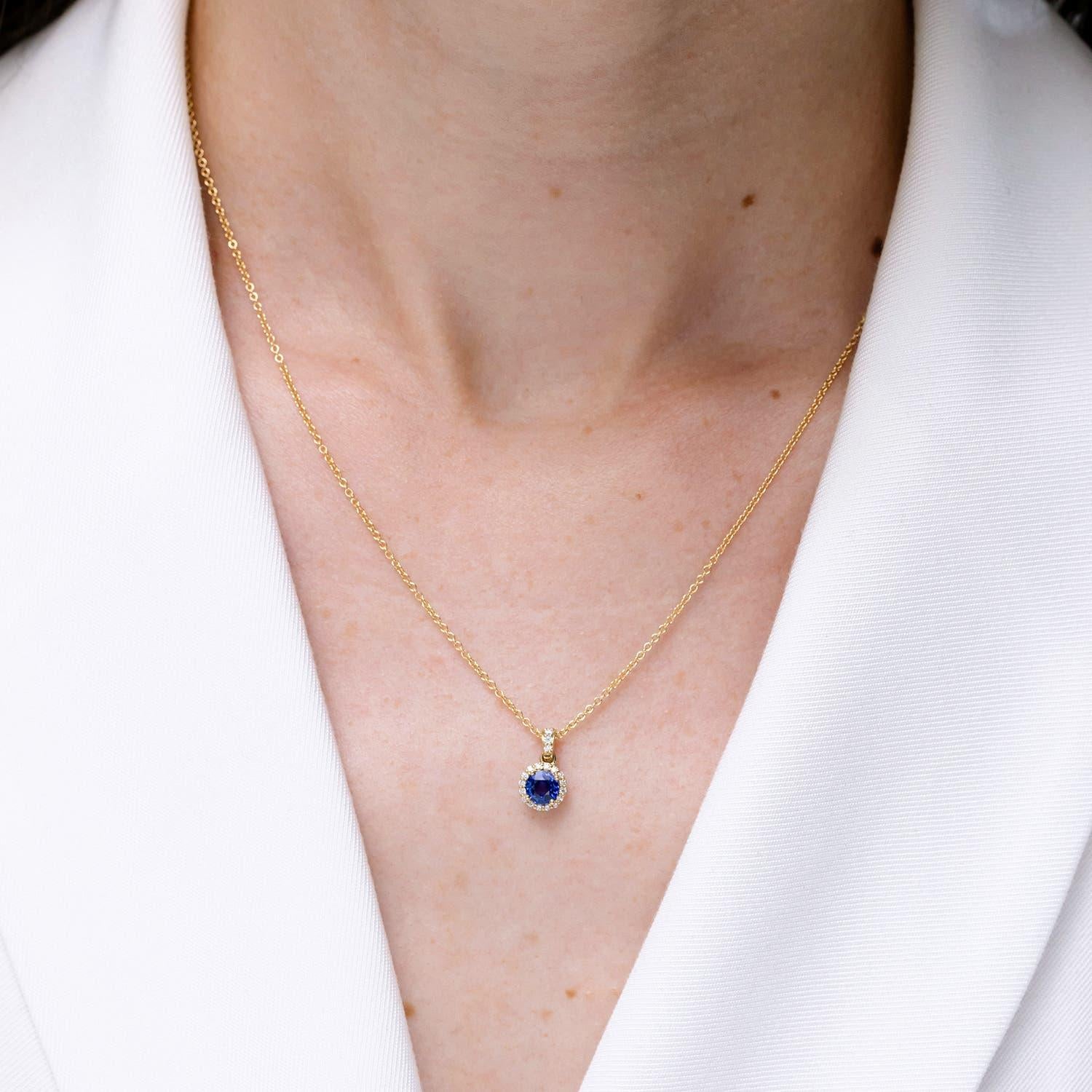 Angara natürlichen runden Saphir Anhänger mit Diamant Halo in 14K massivem Gold baumeln (Moderne) im Angebot