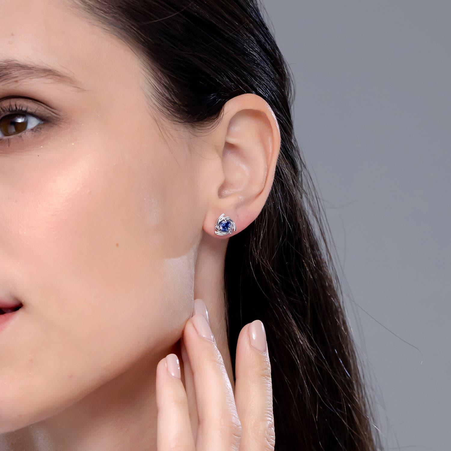 Moderno Angara - Borchie con zaffiro tondo naturale e trilione in oro massiccio 14K per donna in vendita