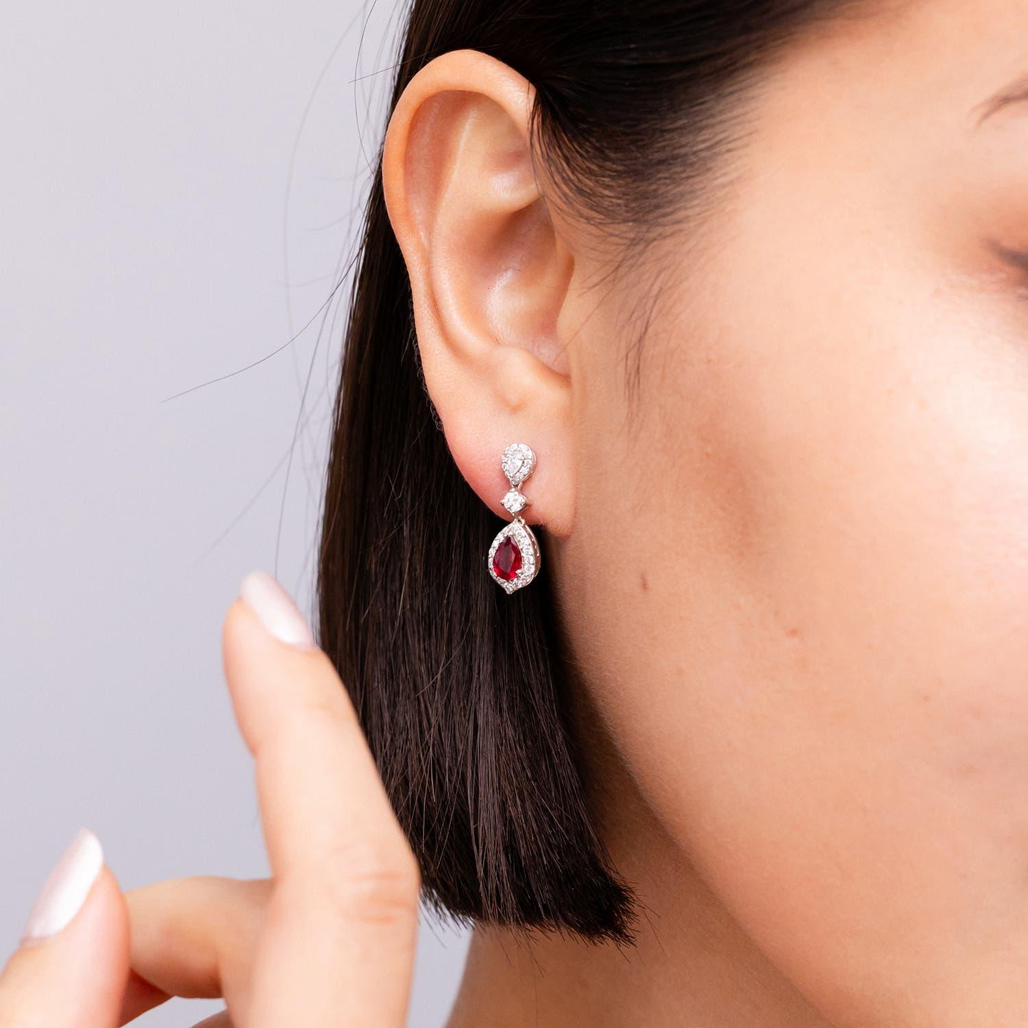 Moderno Orecchini a goccia con diamante e rubino naturale Angara in oro 14K per donna in vendita